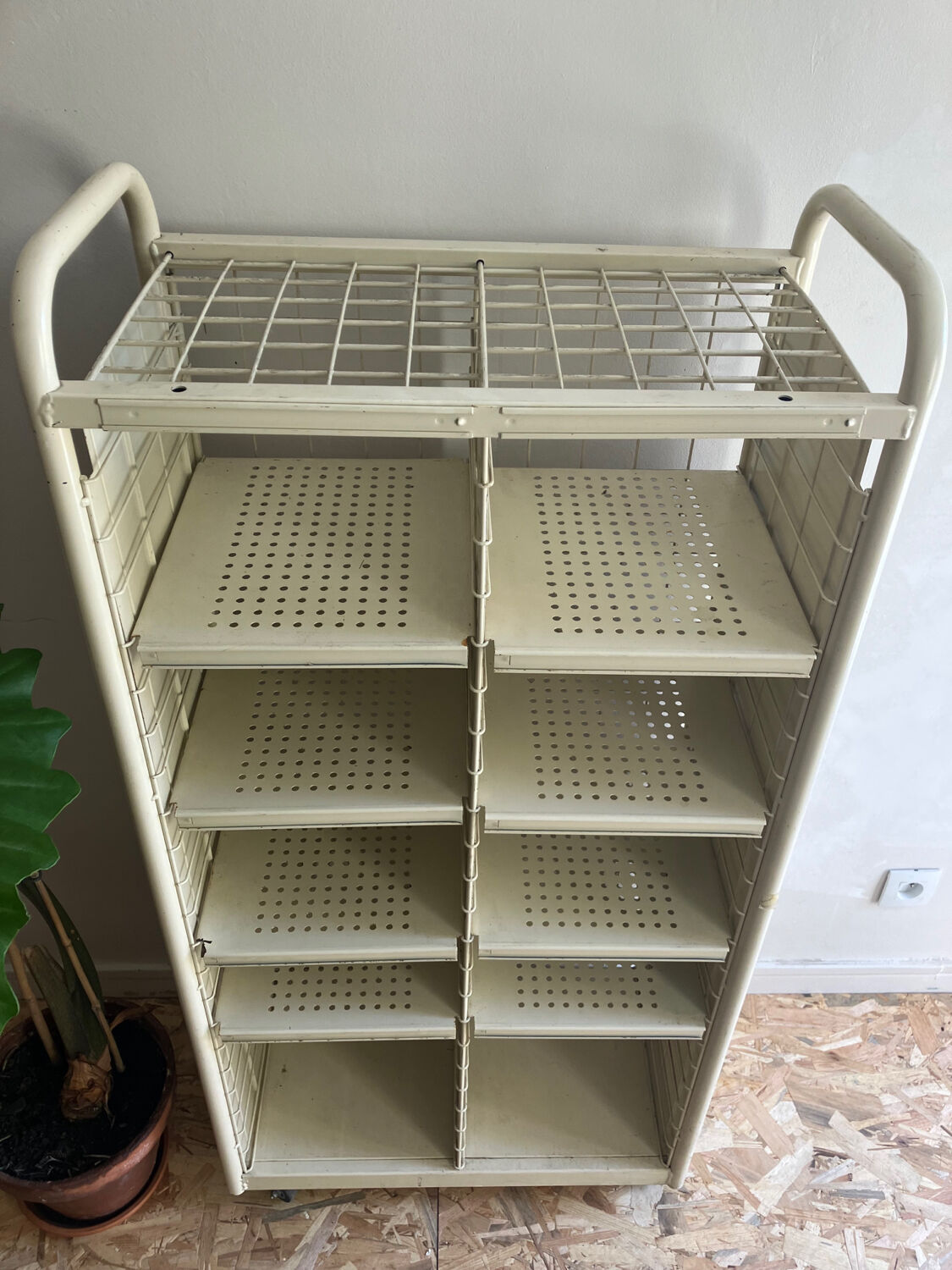 Shelf cabinet postal sorting