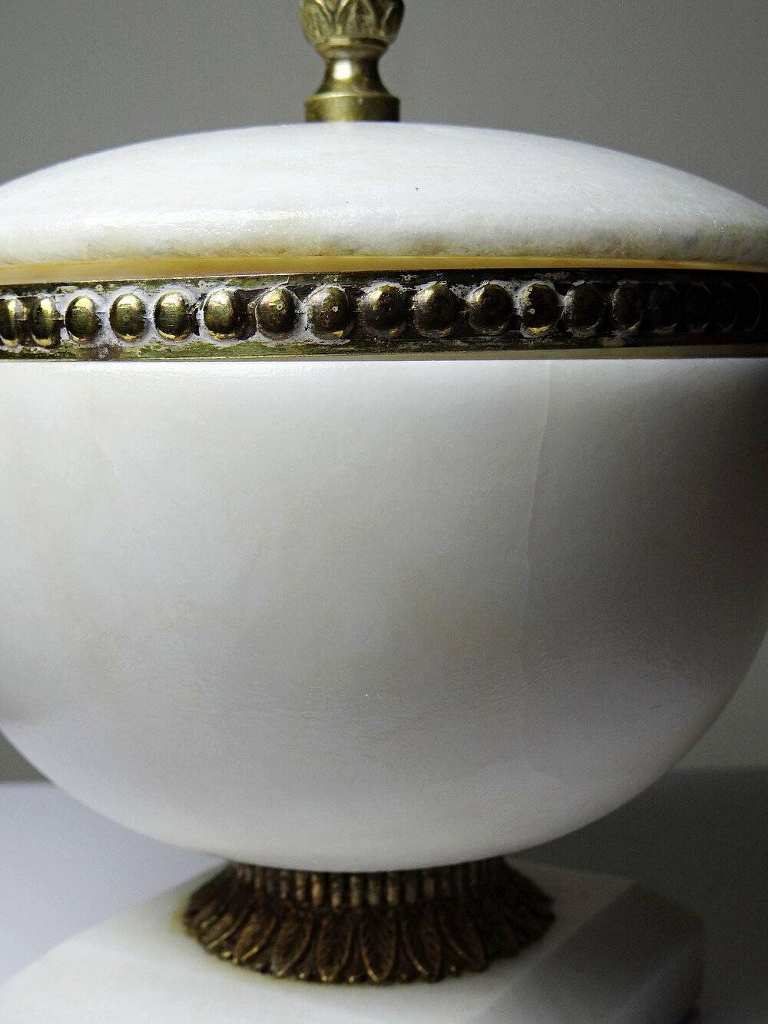 Alabaster and bronze bonbonnière in Empire style, circa 1900-1930.