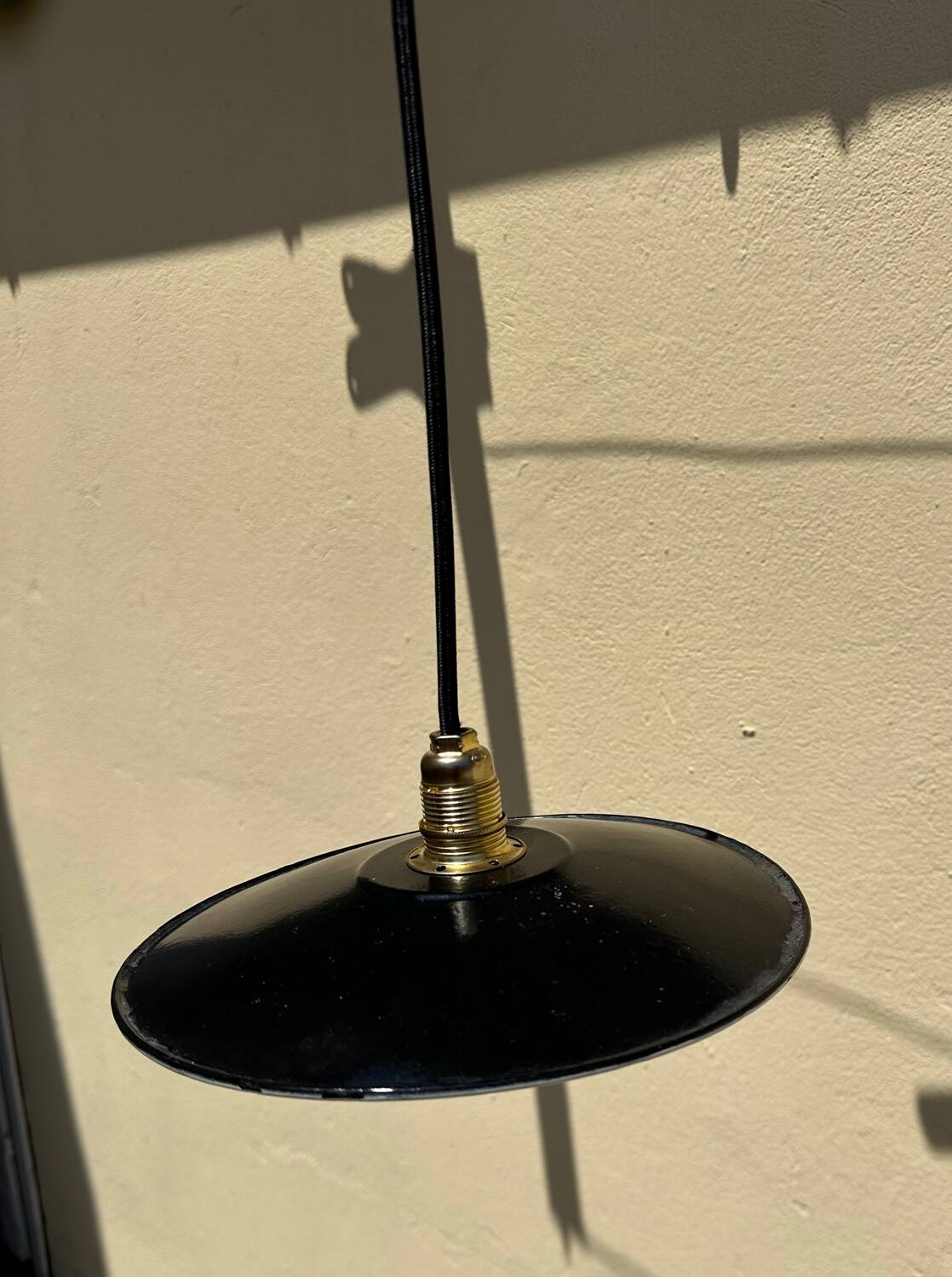 Suspension vintage en tôle émaillée verte et noire déco rétro fermé