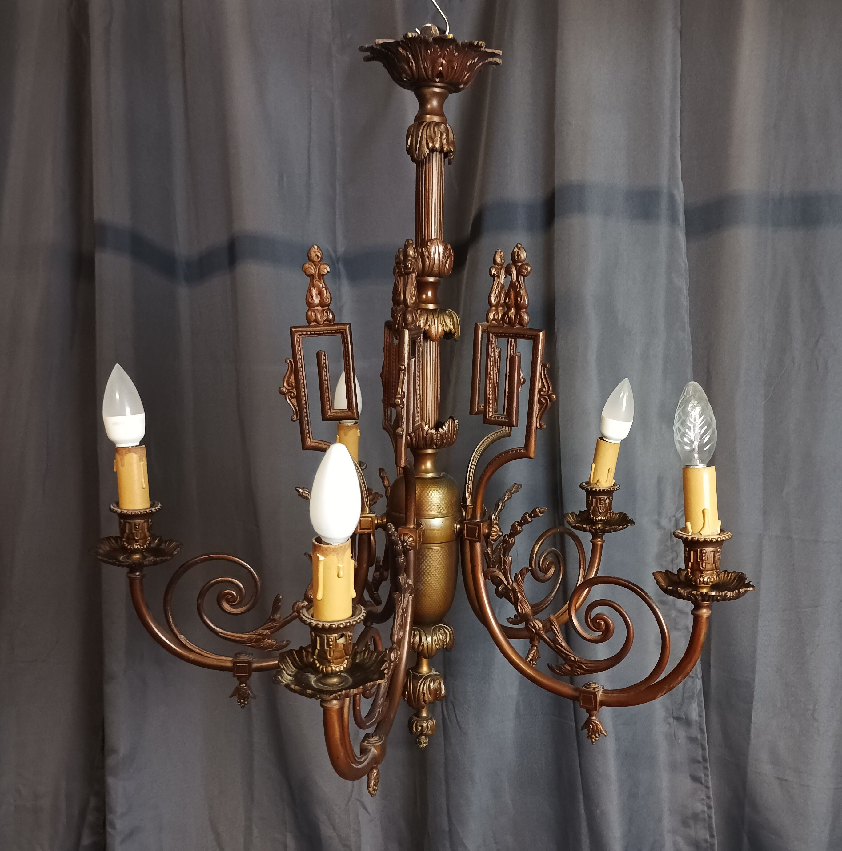 Louis XVI chandelier in bronze and brass