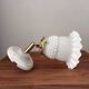 Applique murale en opaline blanche
