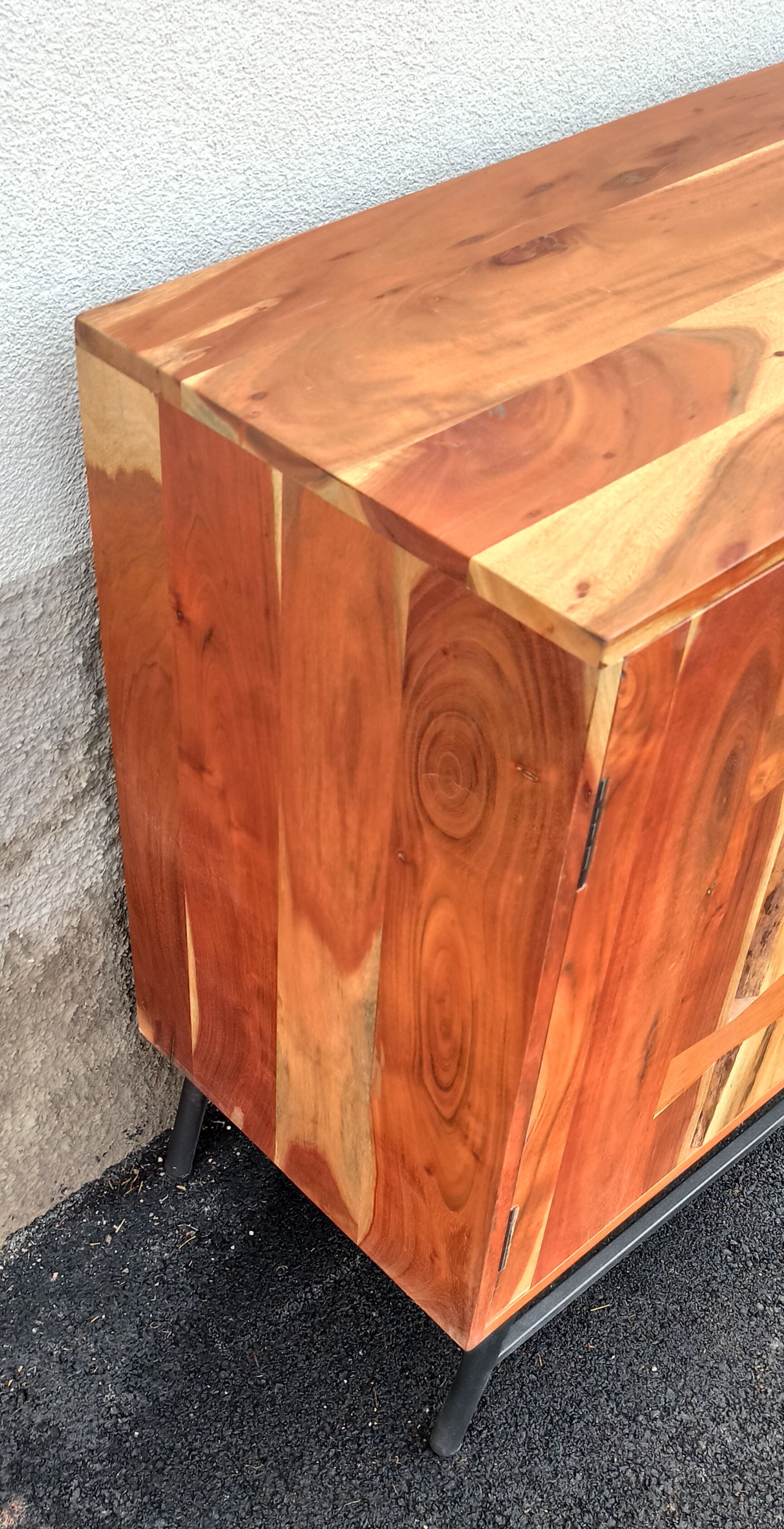 Buffet en bois avec deux portes, un tiroir et deux niches