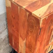 Buffet en bois avec deux portes, un tiroir et deux niches