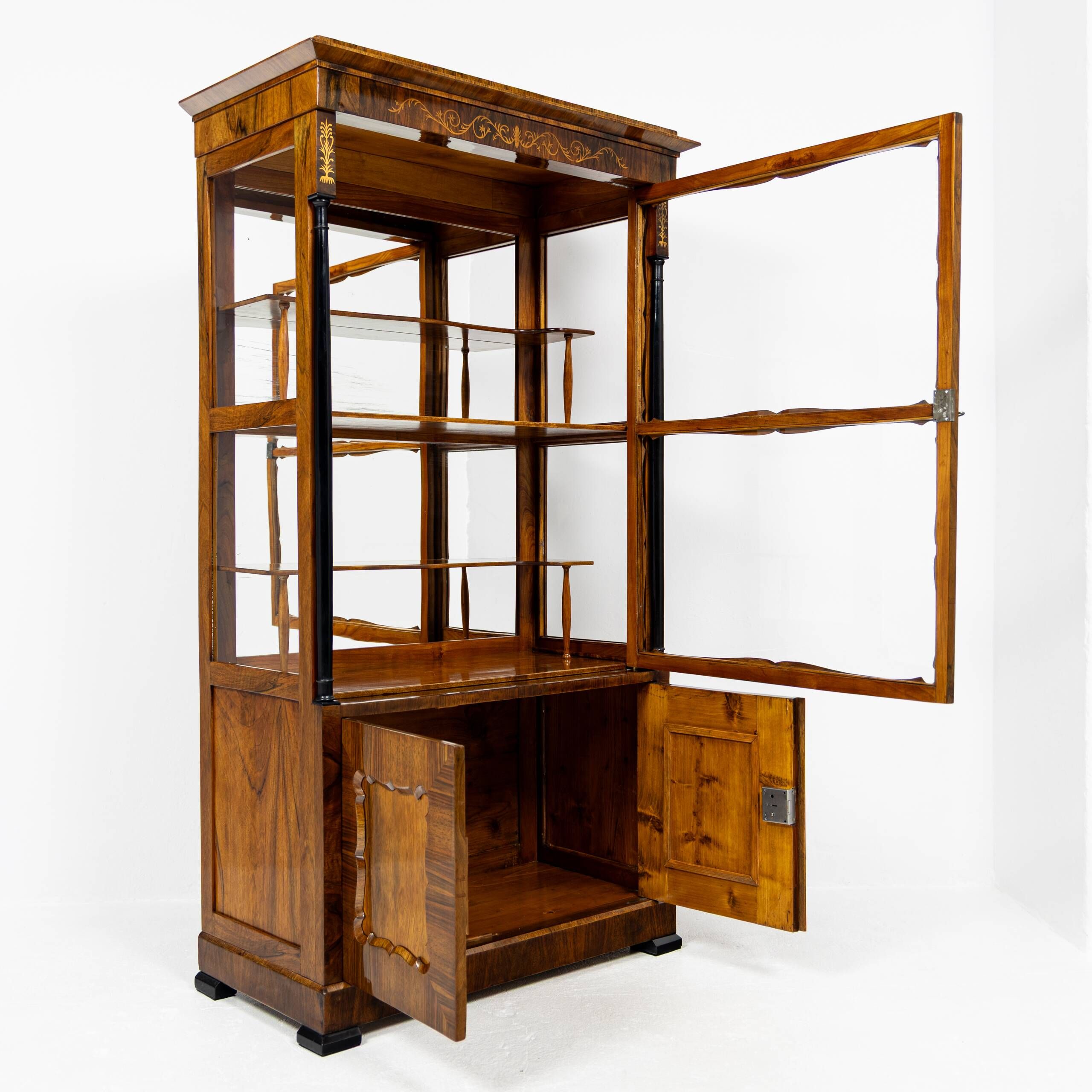 Small Biedermeier / Louis-Philippe display cabinet in walnut and birch 1840-1860