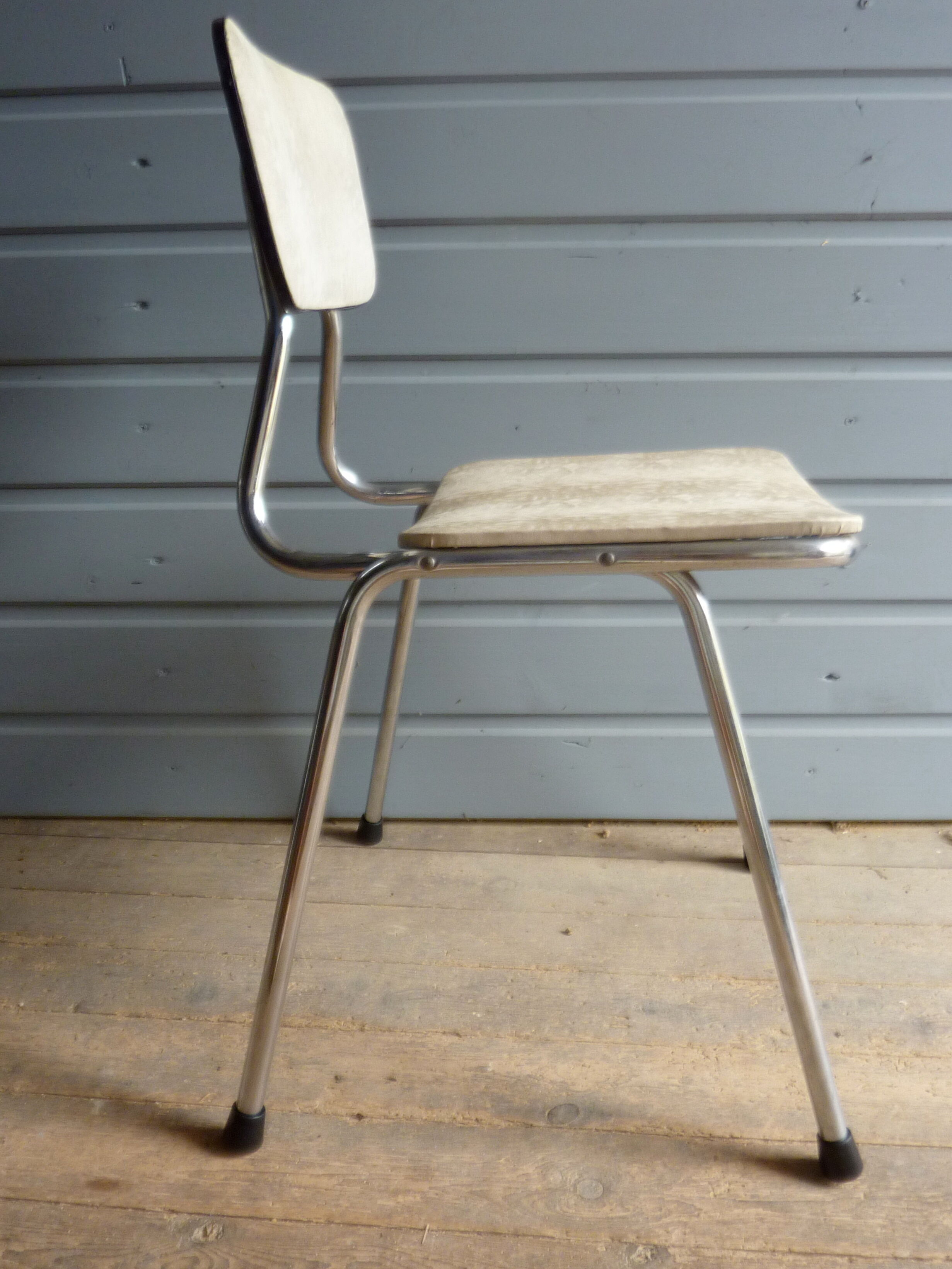 Paire de chaises de cuisine en chrome et skaï années 70