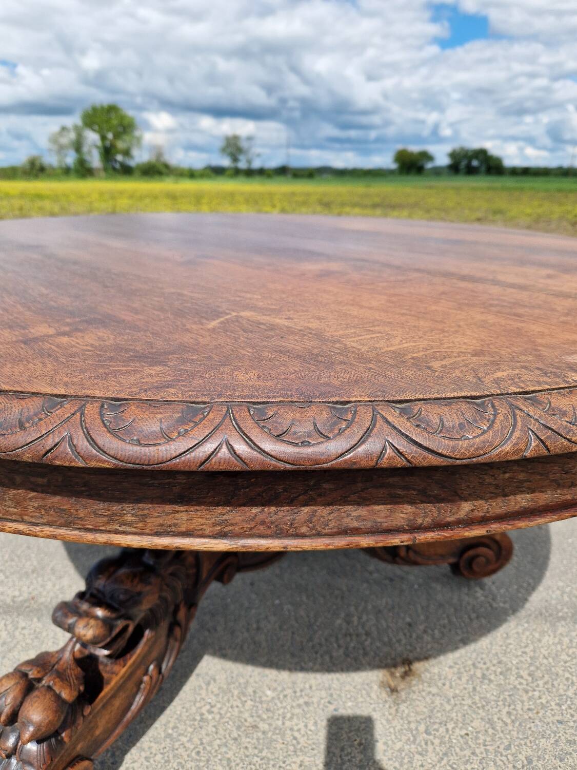 Henri II round table with lion's paw in solid oak