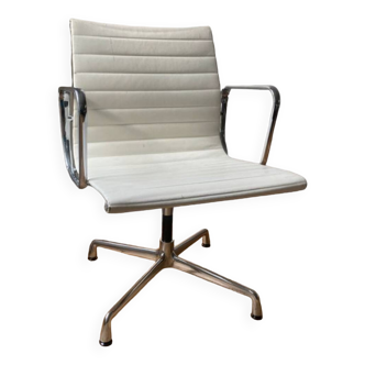 Fauteuil Original Vitra EA 108 Pivotant en Cuir Neige