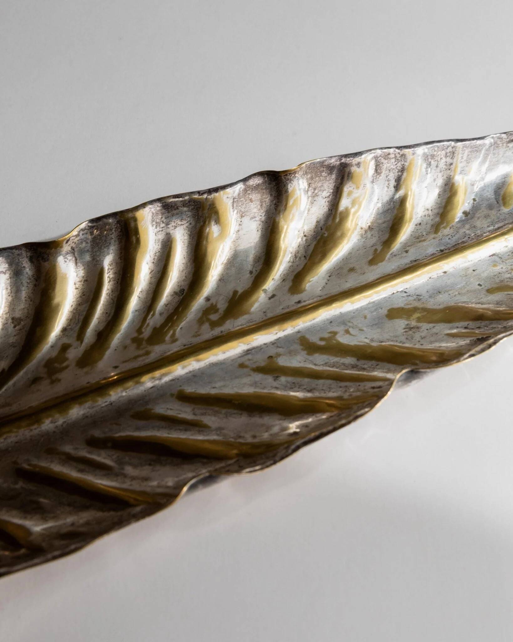 Large vintage bowl in the shape of a leaf in silver metal with gold details - Mid-Century design Italy 1970s