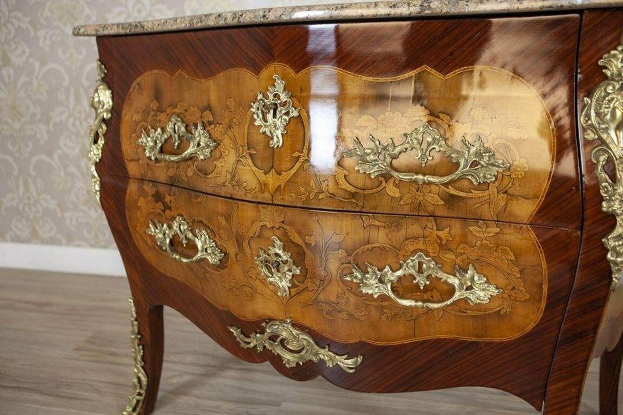 Commode de style français avec dessus en granit, années 1890.