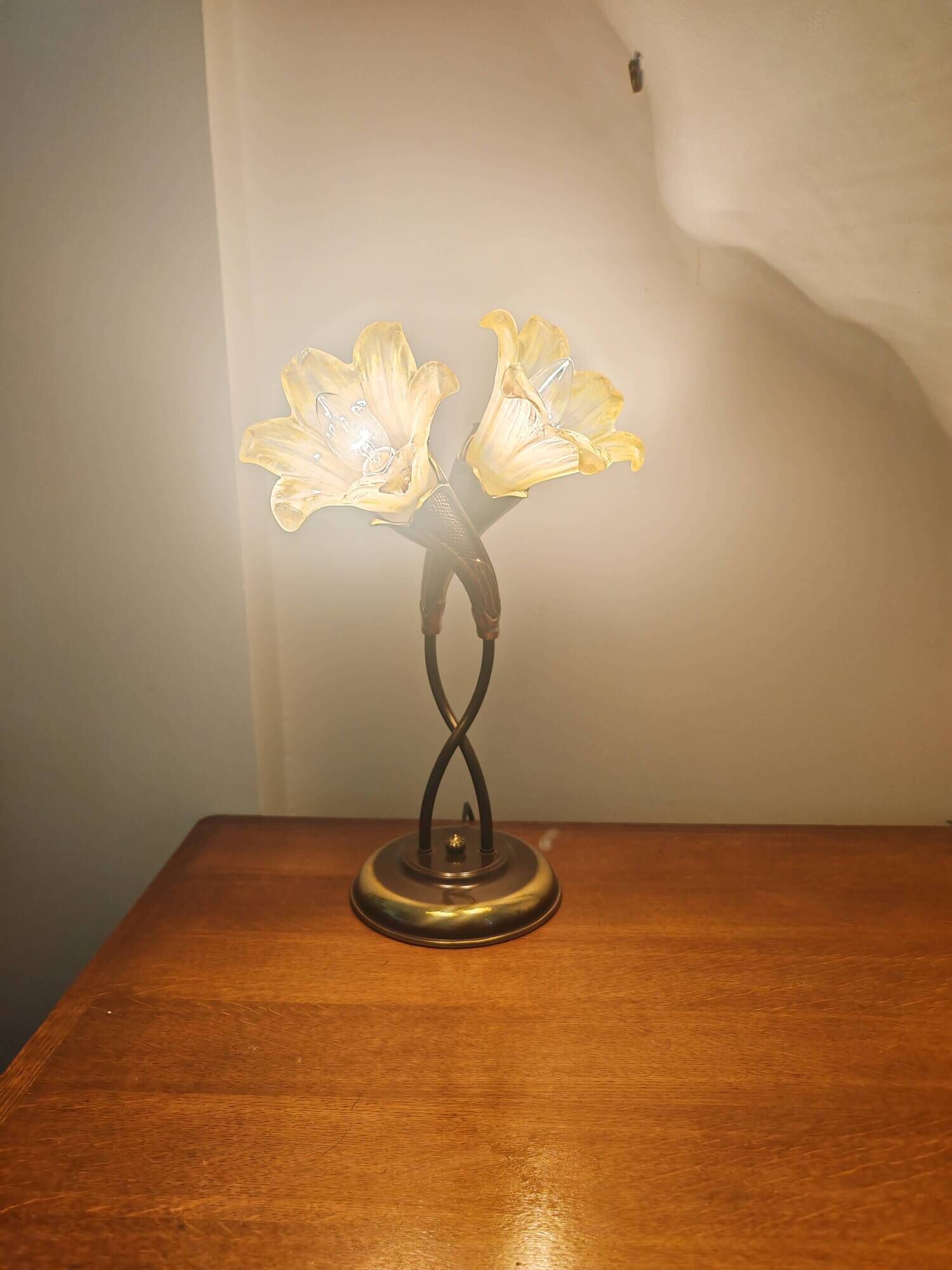 Double flower lamp Art Nouveau – Intertwined brass stems & art glass type