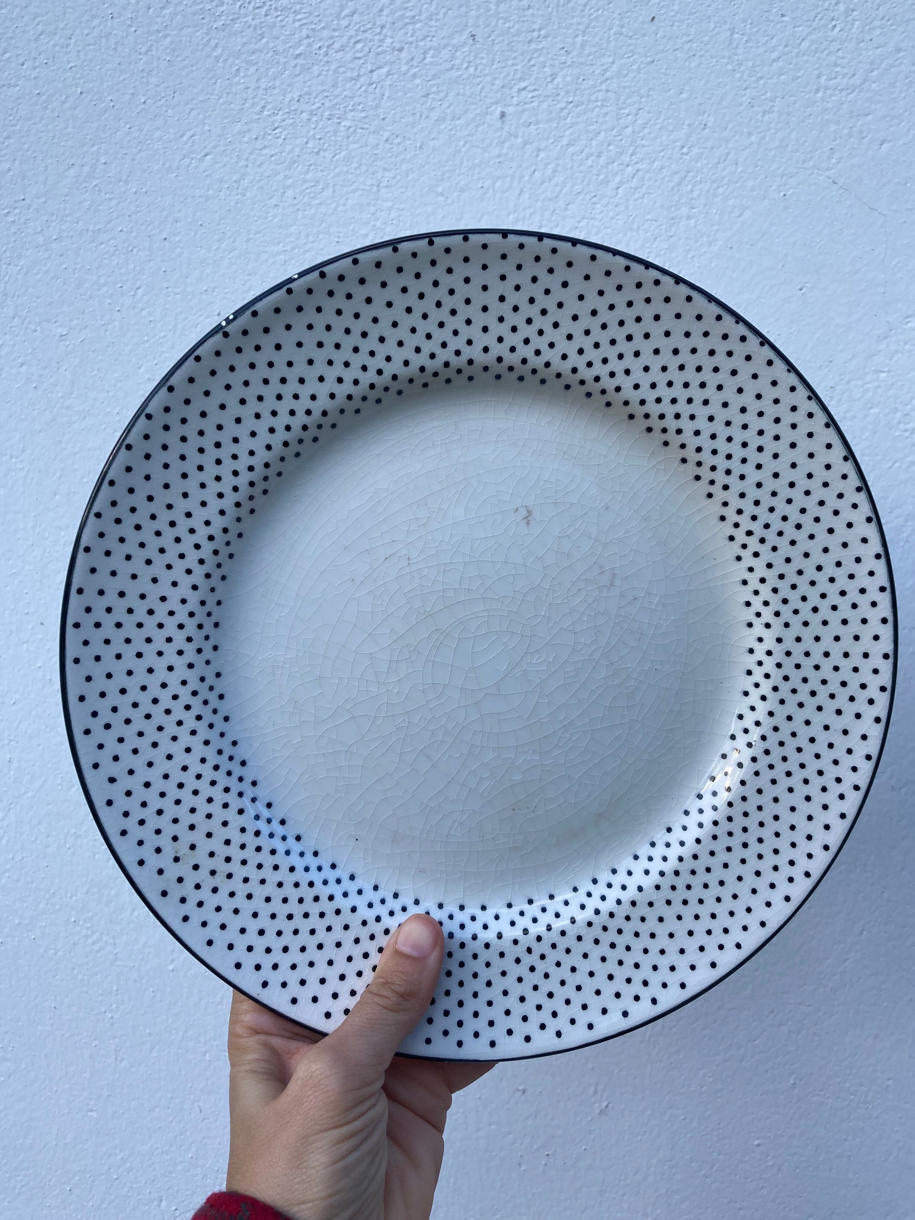 Gien service for 6 people with black polka dots: soup plates and flat plates