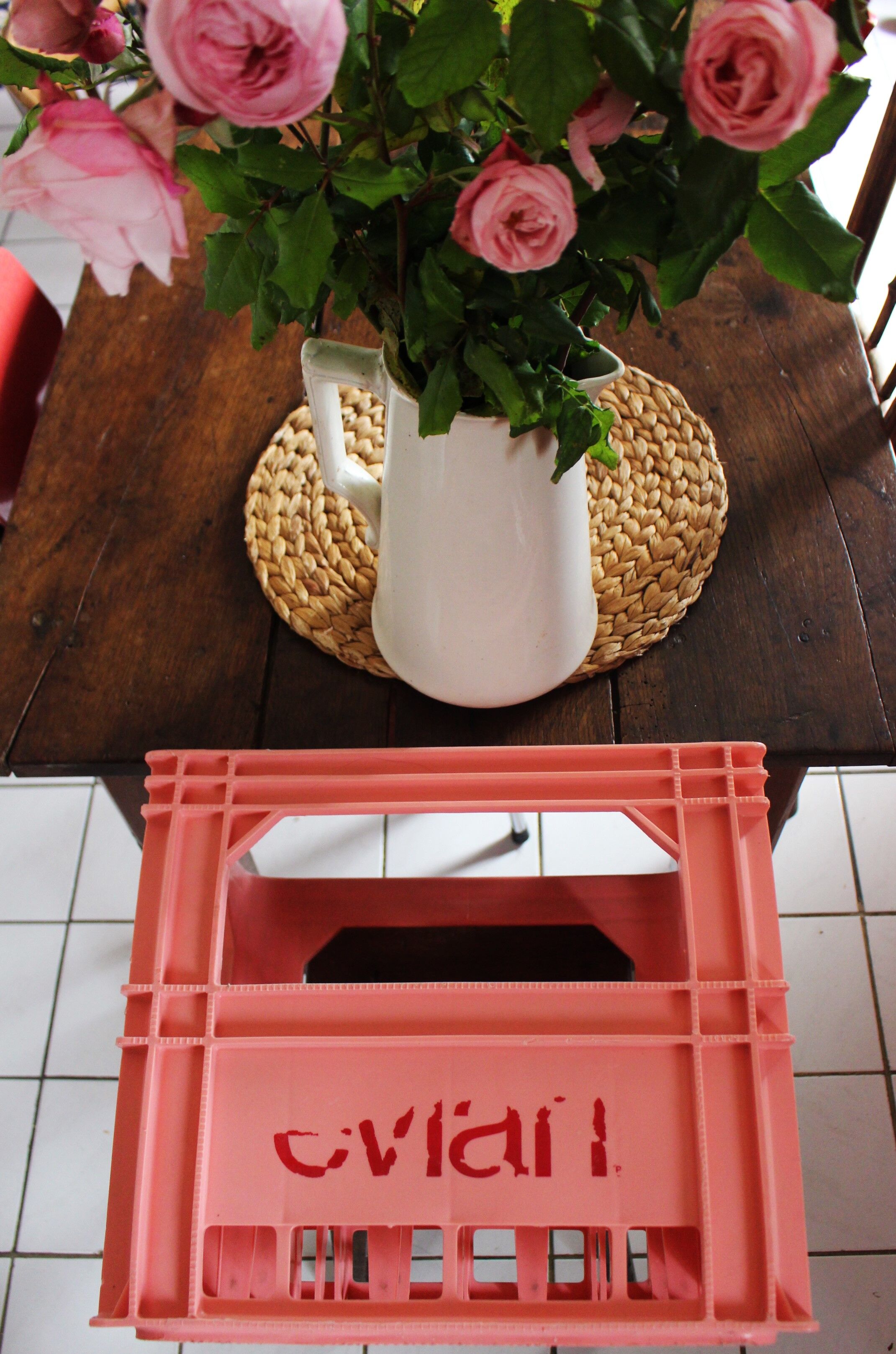 Locker 12 bottles Evian pink plastic