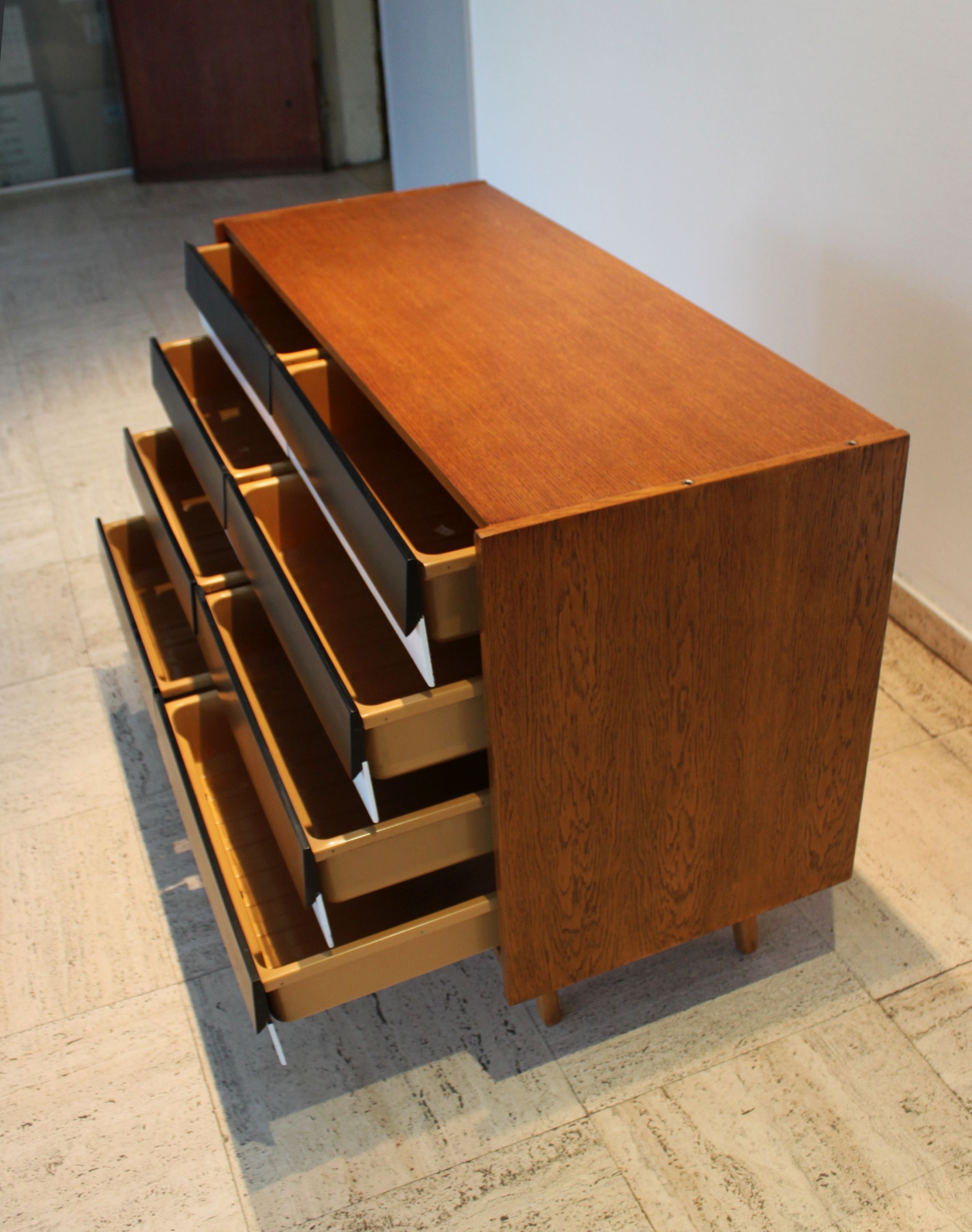 Commode U-453 par Jiří Jiroutek pour Interier Praha, 1960