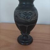 Vase noir signé