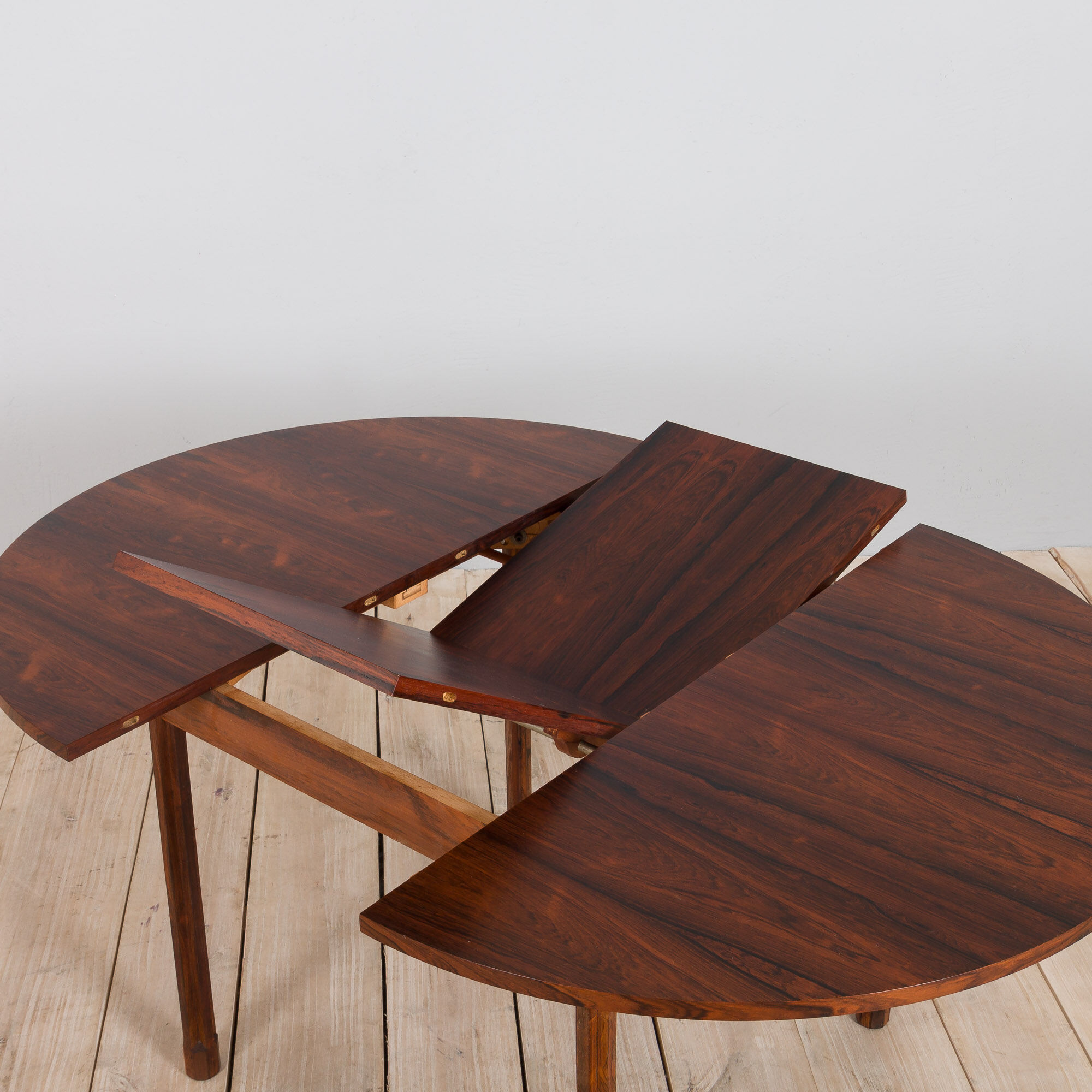 Italian mid century round extension dining table in Rosewood by Stildomus