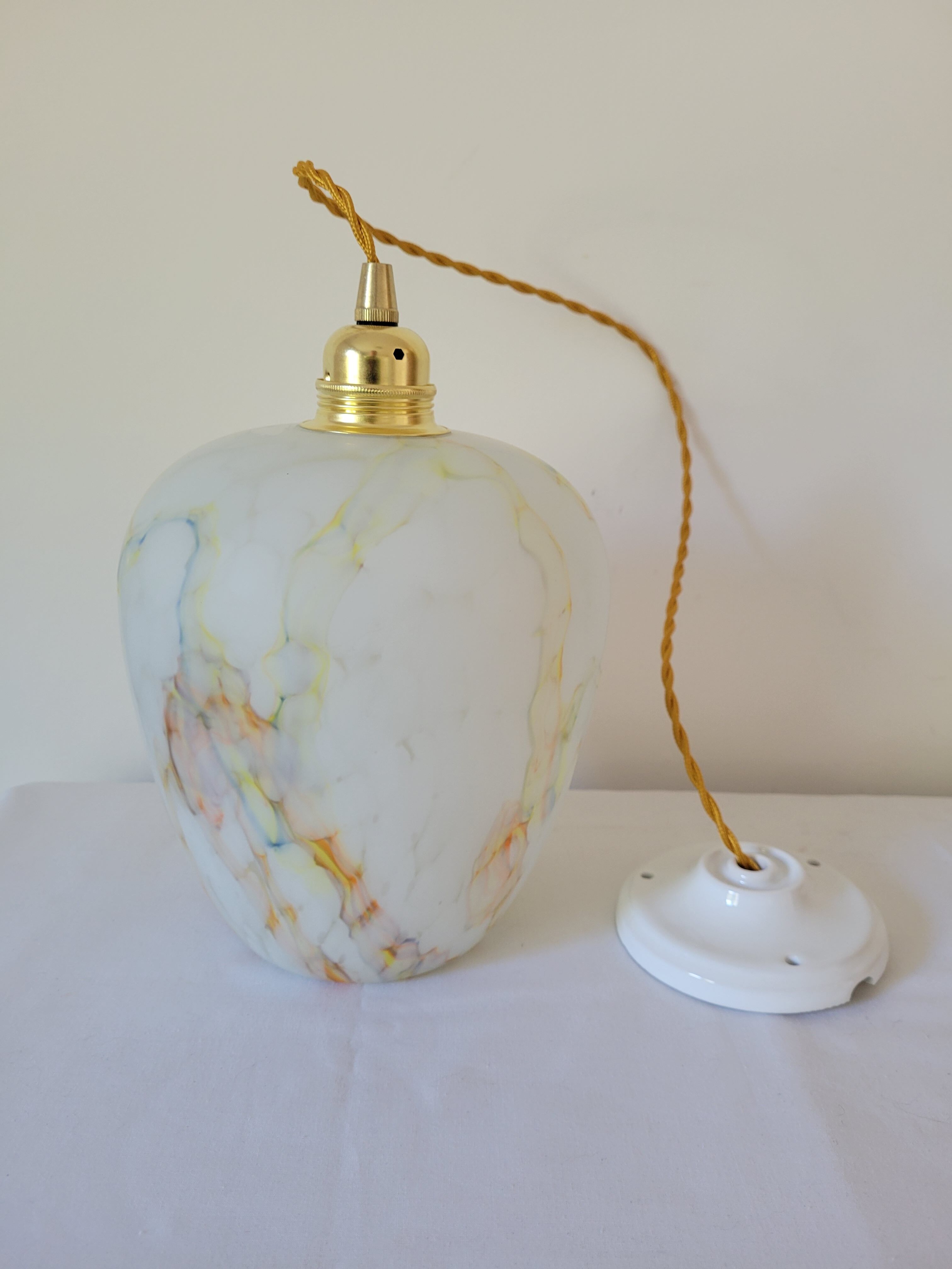 Marbled opaline suspension