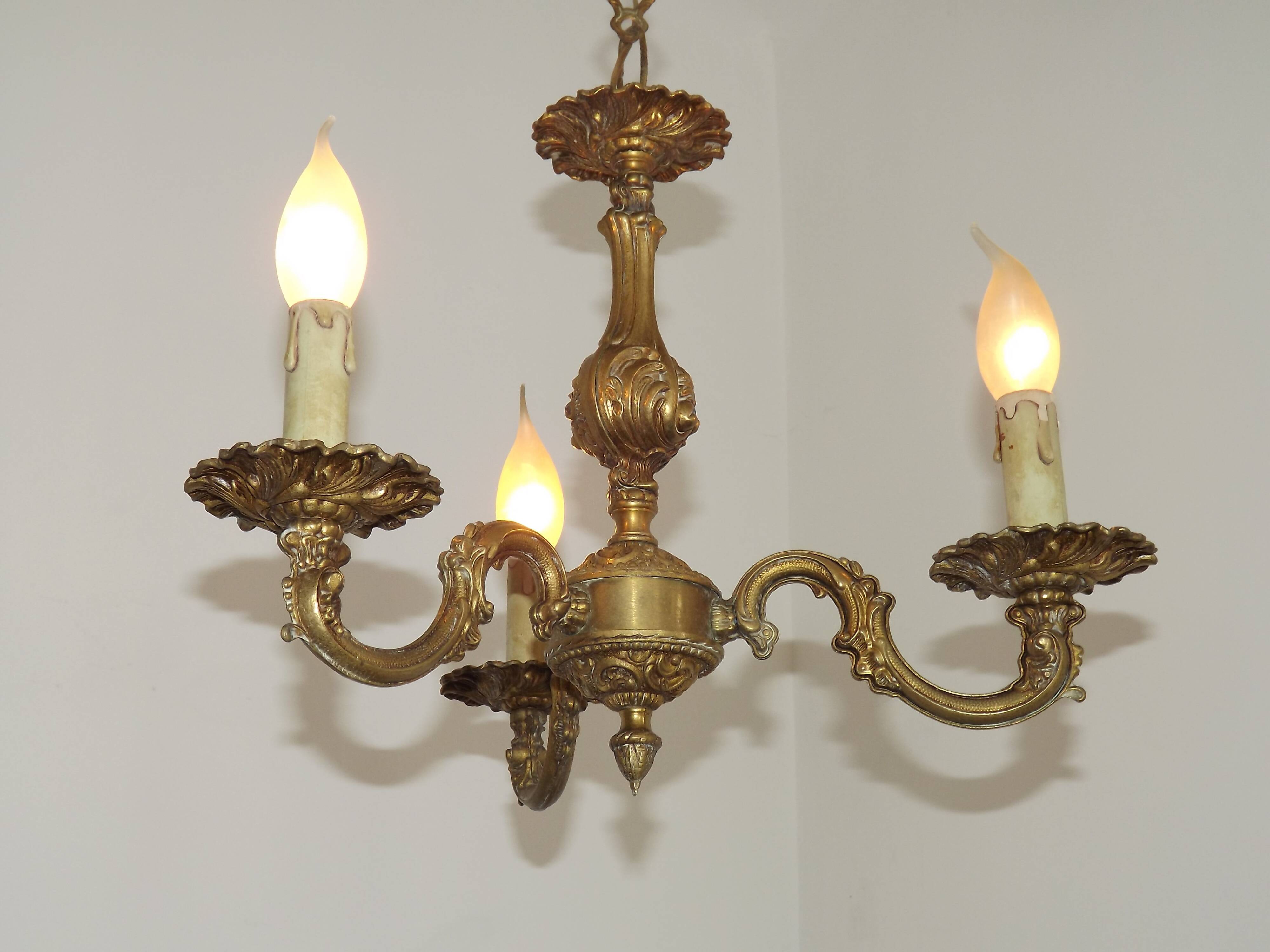 Chandelier en bronze à 3 lumières de style baroque vintage français avec des détails floraux.
