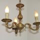 Chandelier en bronze à 3 lumières de style baroque vintage français avec des détails floraux.