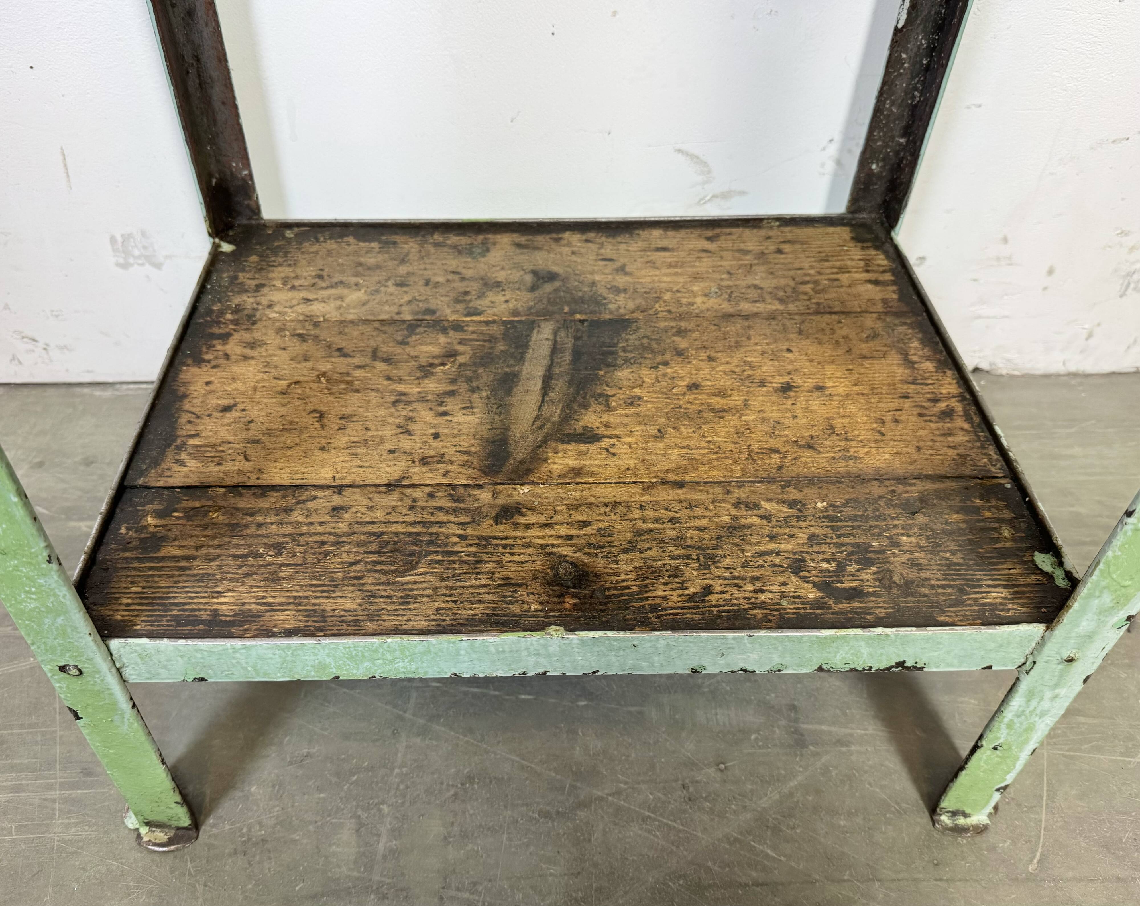 Table industrielle en fer vert, années 1950