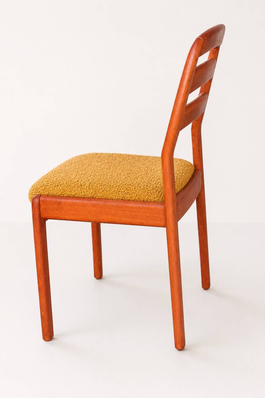 Dyrlund dining chair teakwood