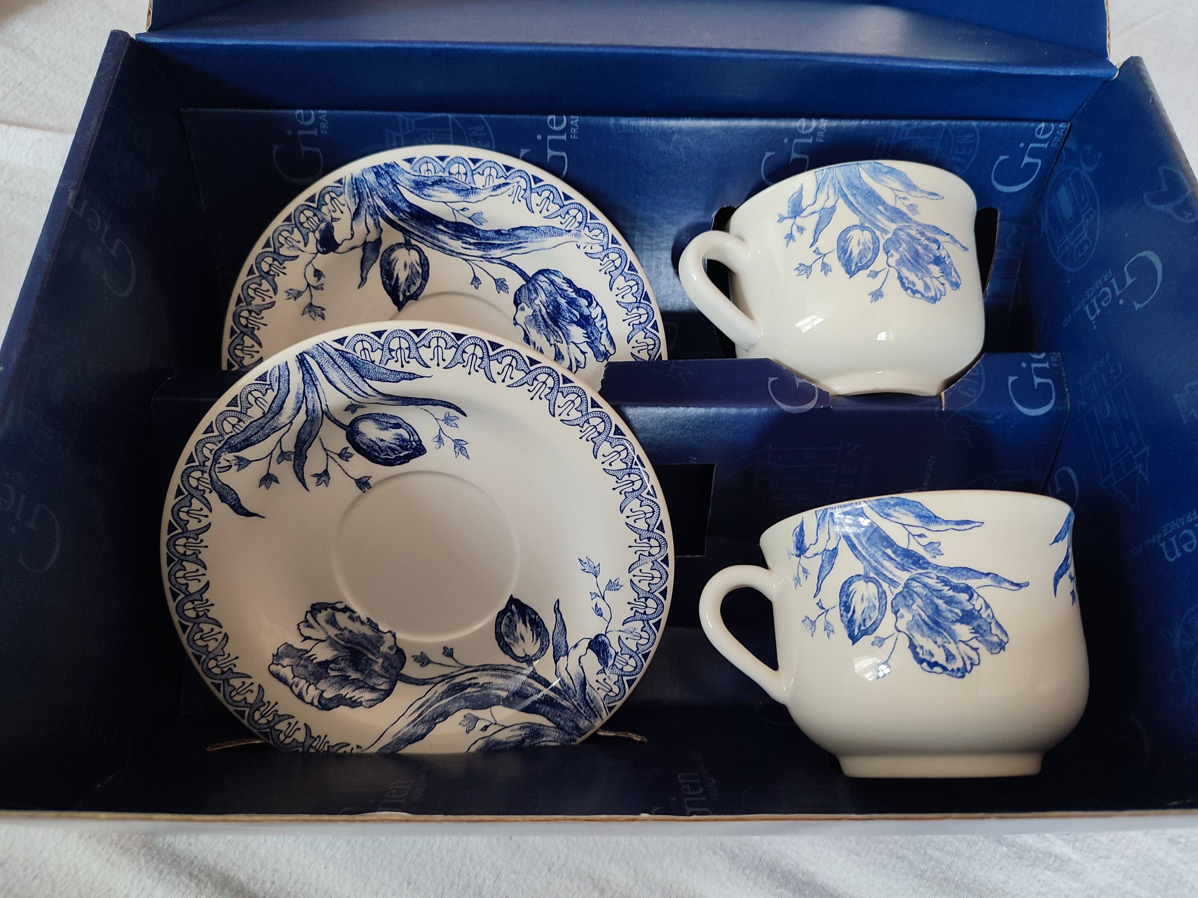 Manufacture Gien box of 2 cups and 2 saucers