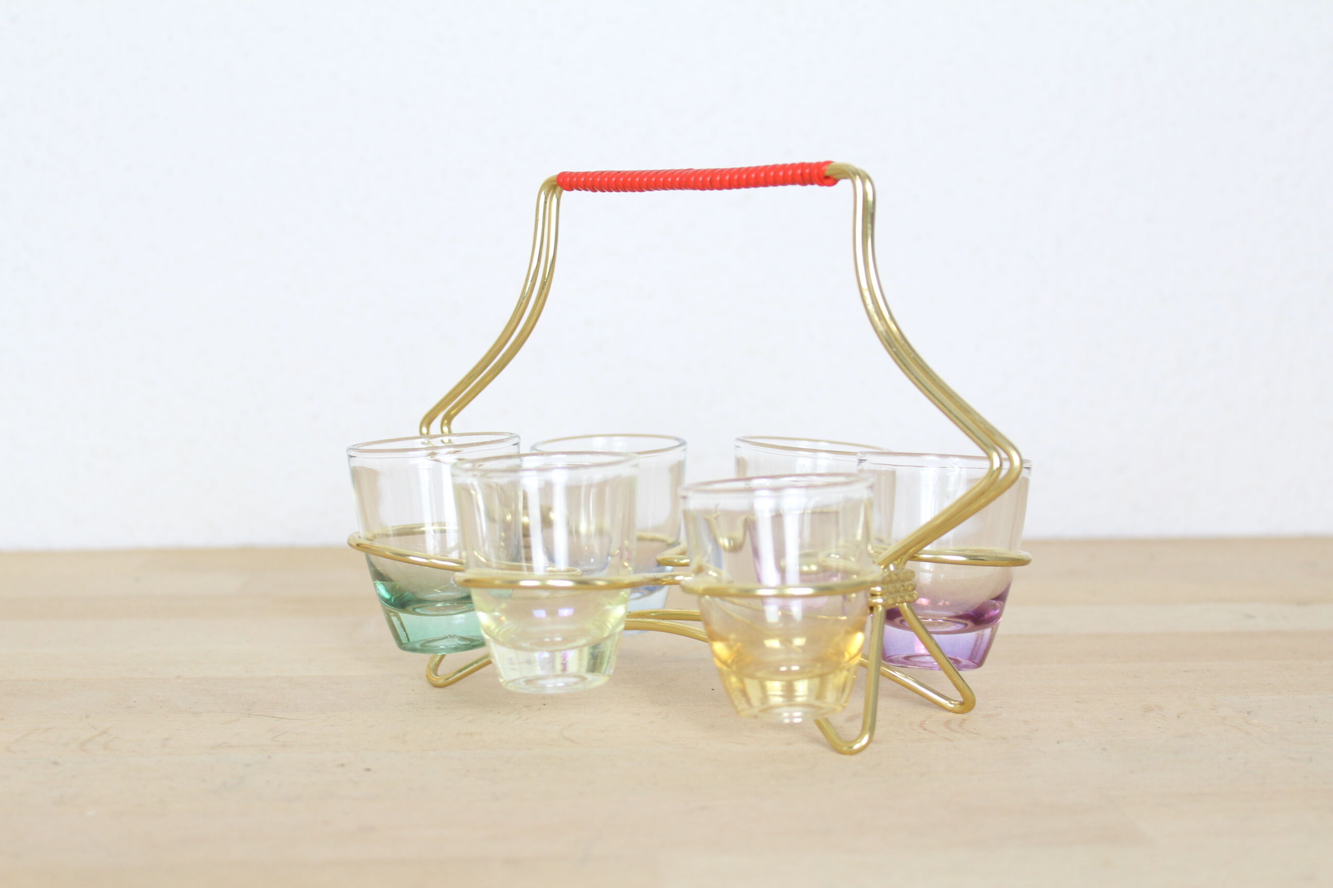 Set of 6 coloured and iridescent liquor glasses in their brass basket