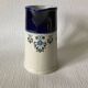 Pichet Saint-Uze en terre d’acier bleu, blanc et à décor floral
