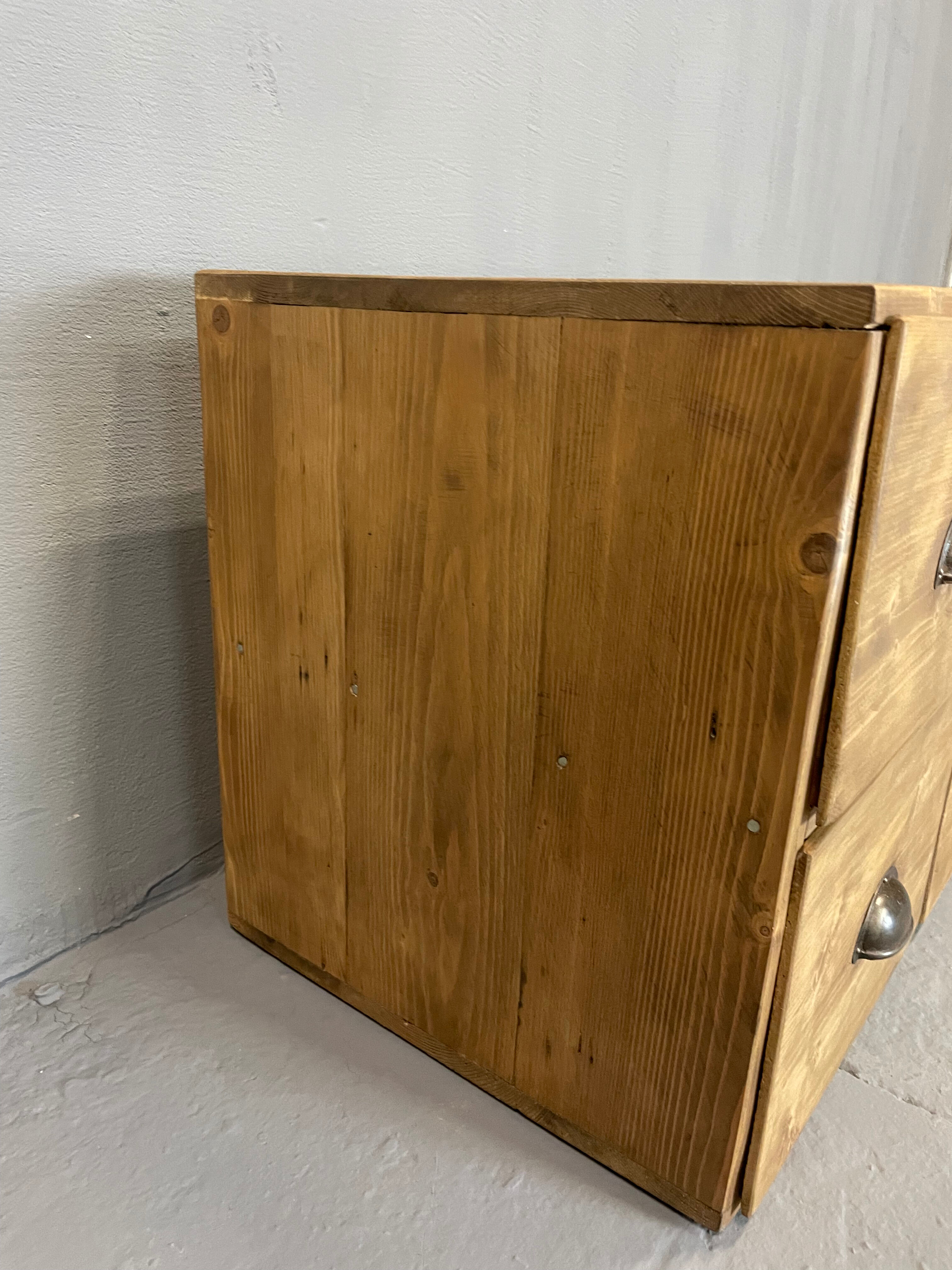 Small piece of furniture with 4 drawers