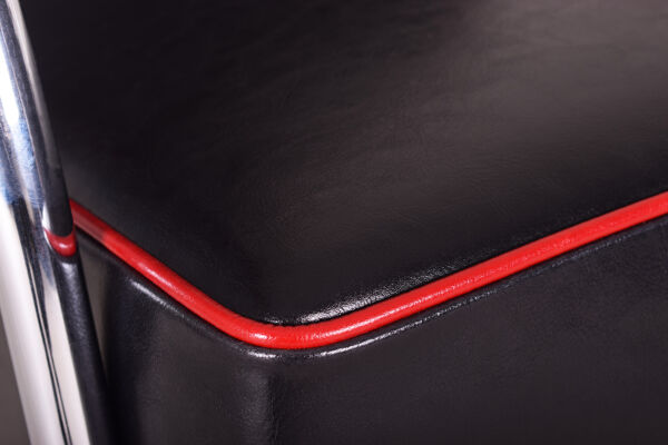 Paire de fauteuils Mucke Melder en cuir noir et rouge fabriqués en Tchéquie des années 1930.