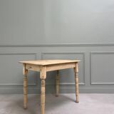 Table aux pieds tournés