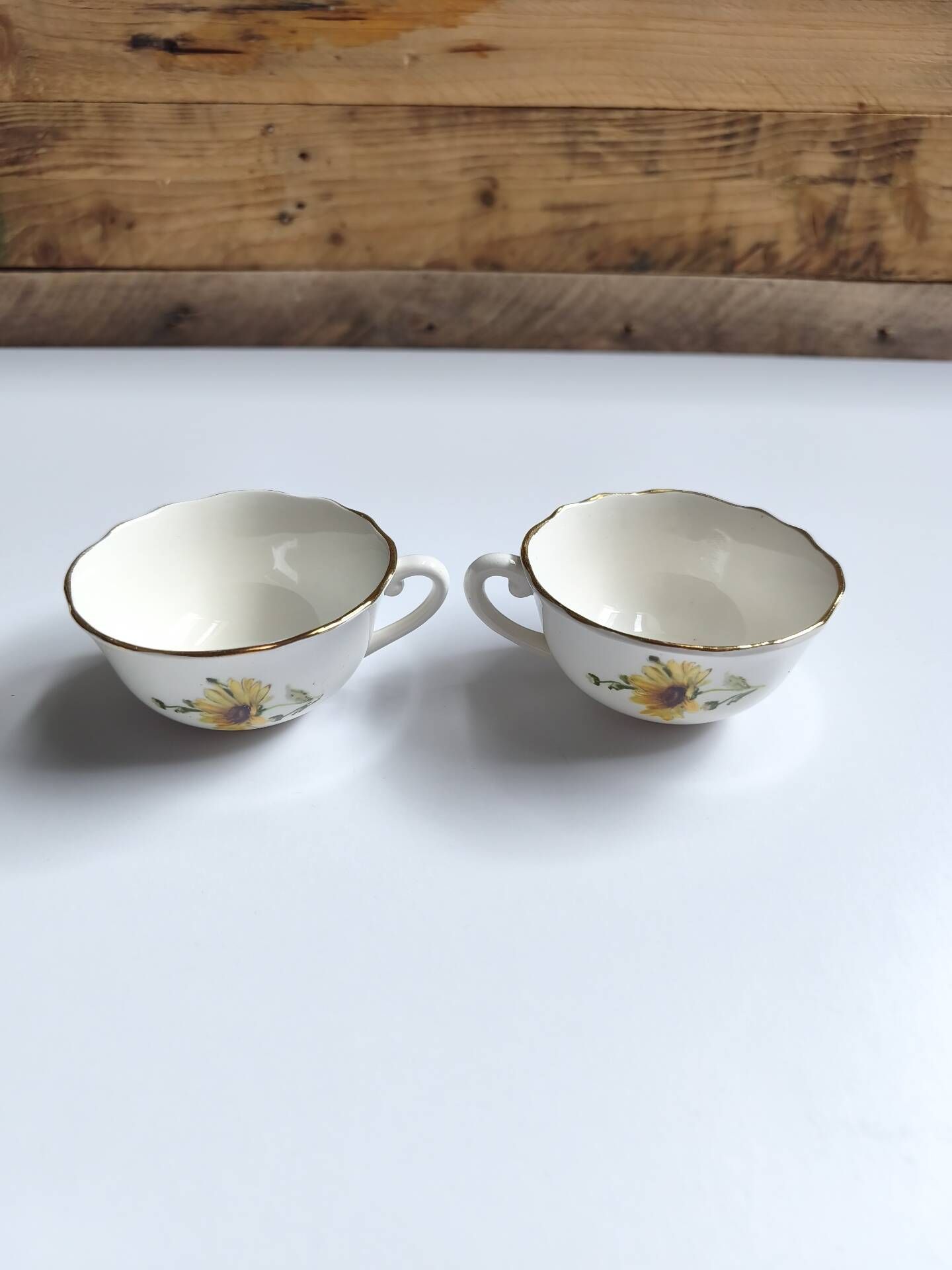 Set of 8 vintage cups with saucers Gien daisies.