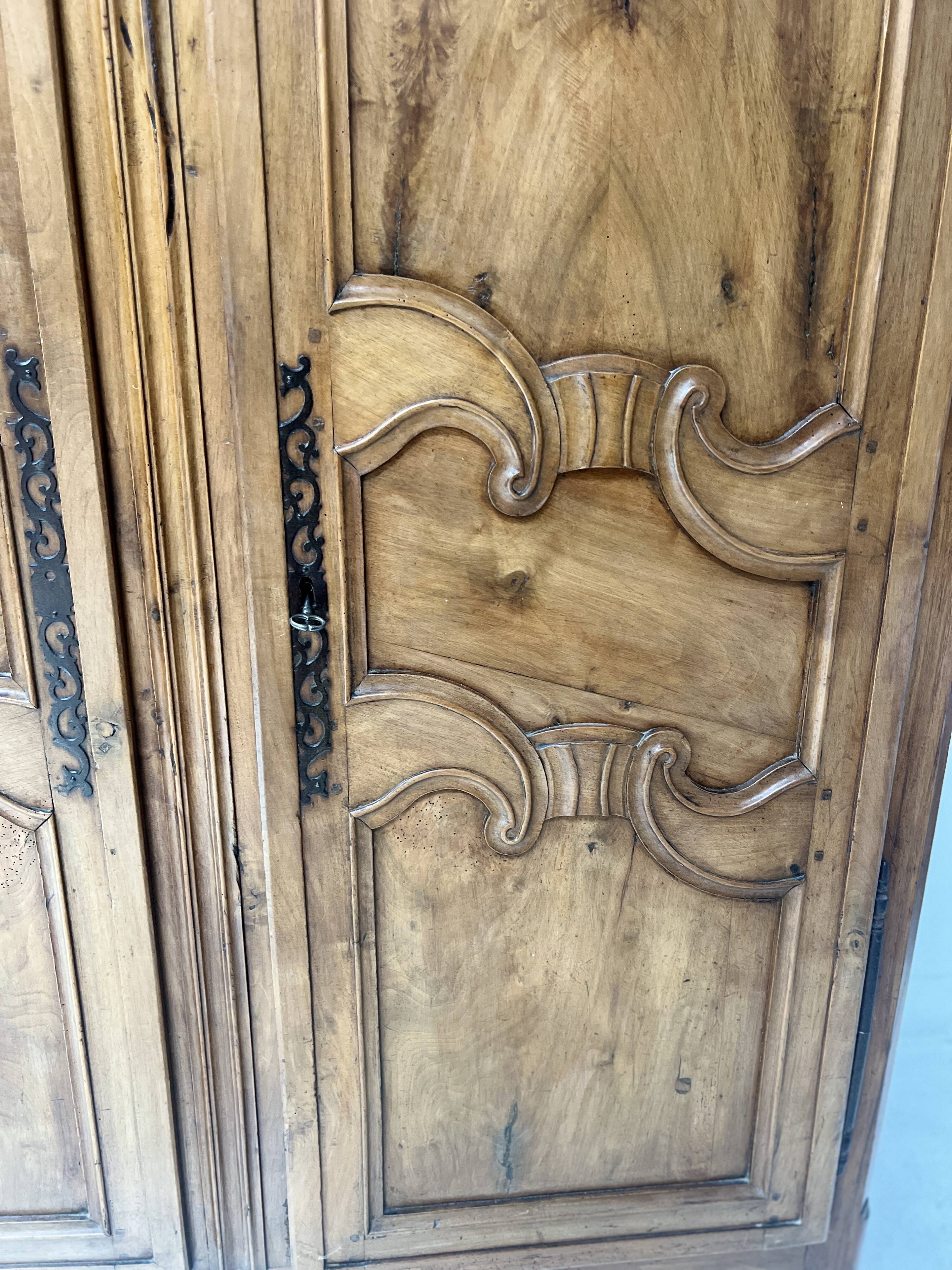 Armoire de style Louis XV en noyer massif XVIII siècle