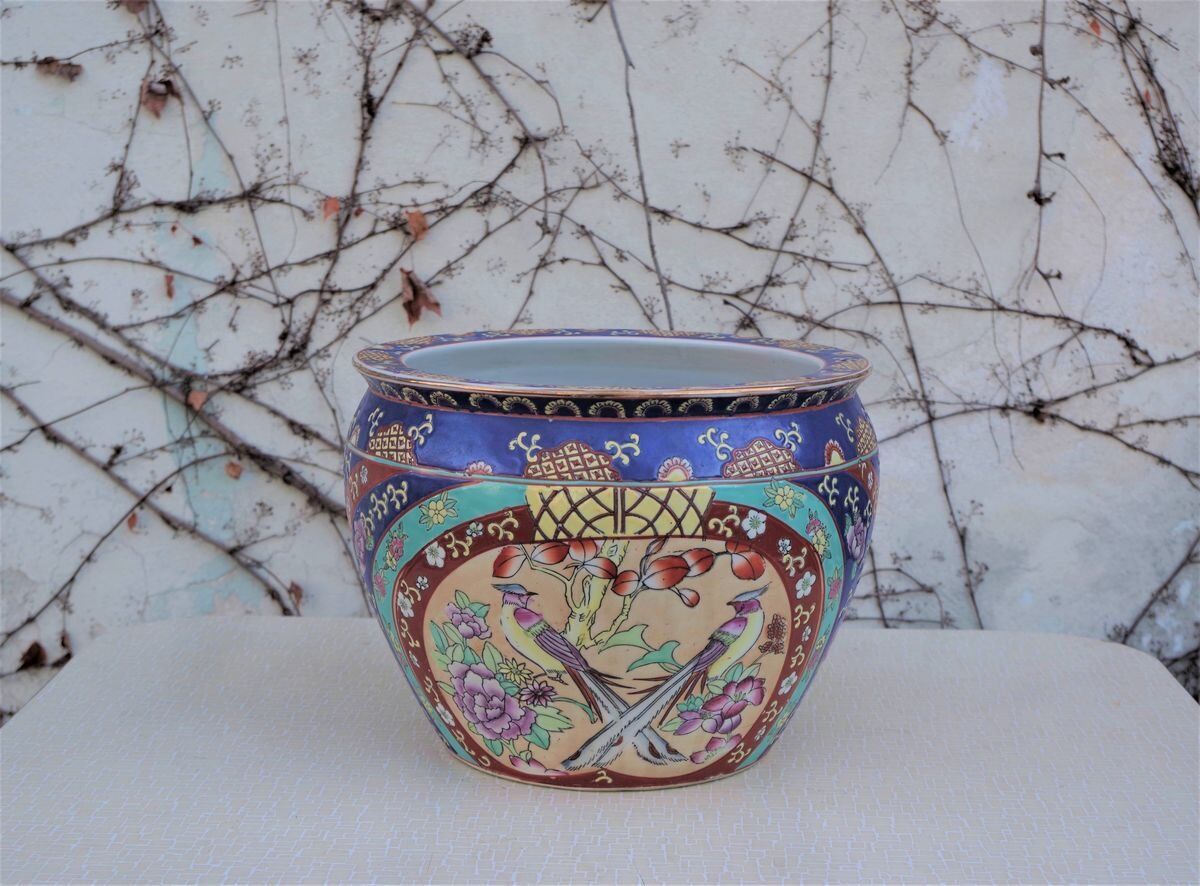 Hand-painted Chinese vase with gilded decorations, 1950