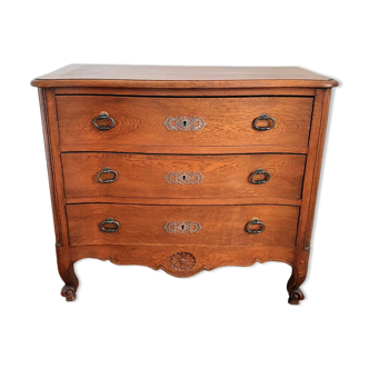 Light oak chest of drawers has 3 drawers