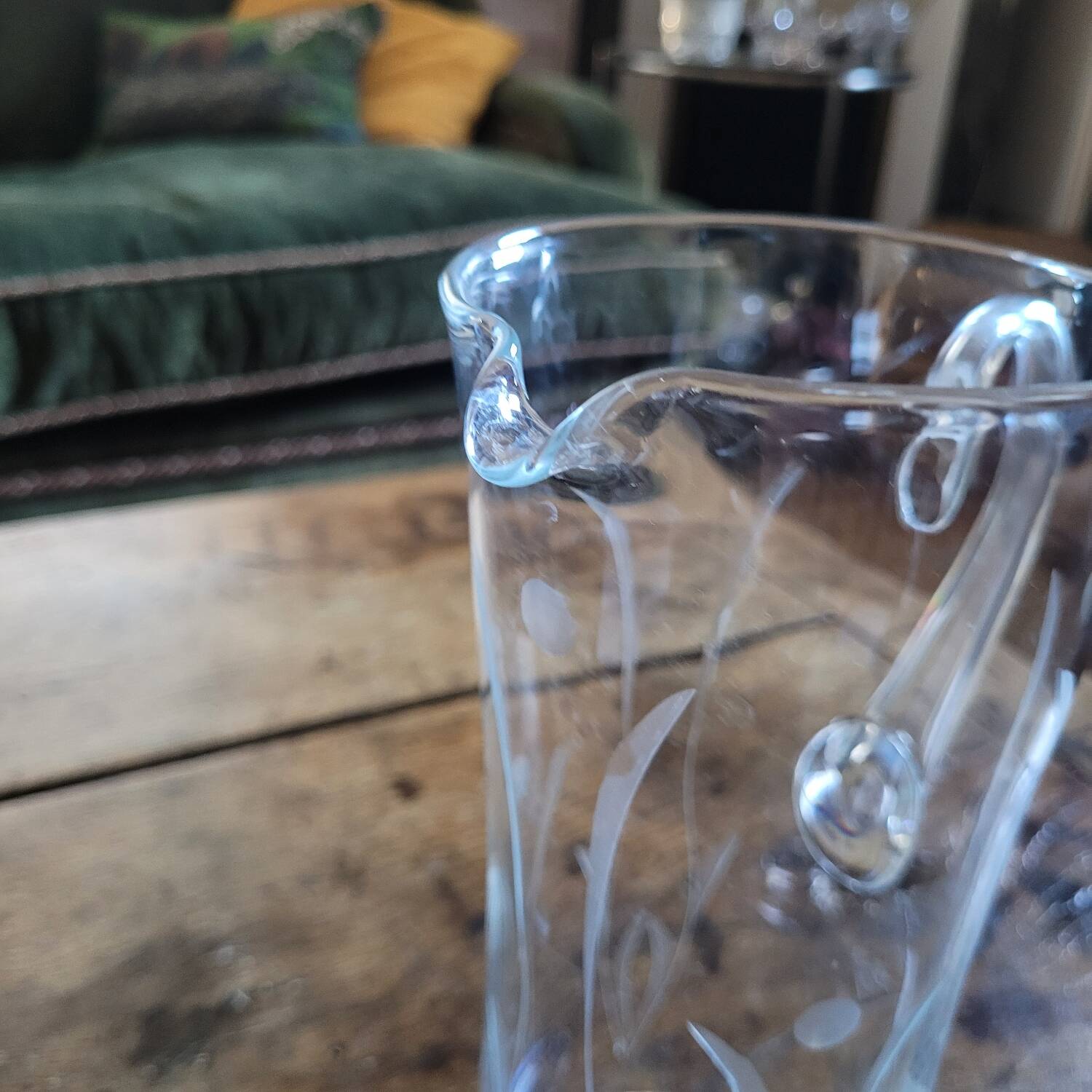 Pichet en verre gravé, base épaisse, années 70