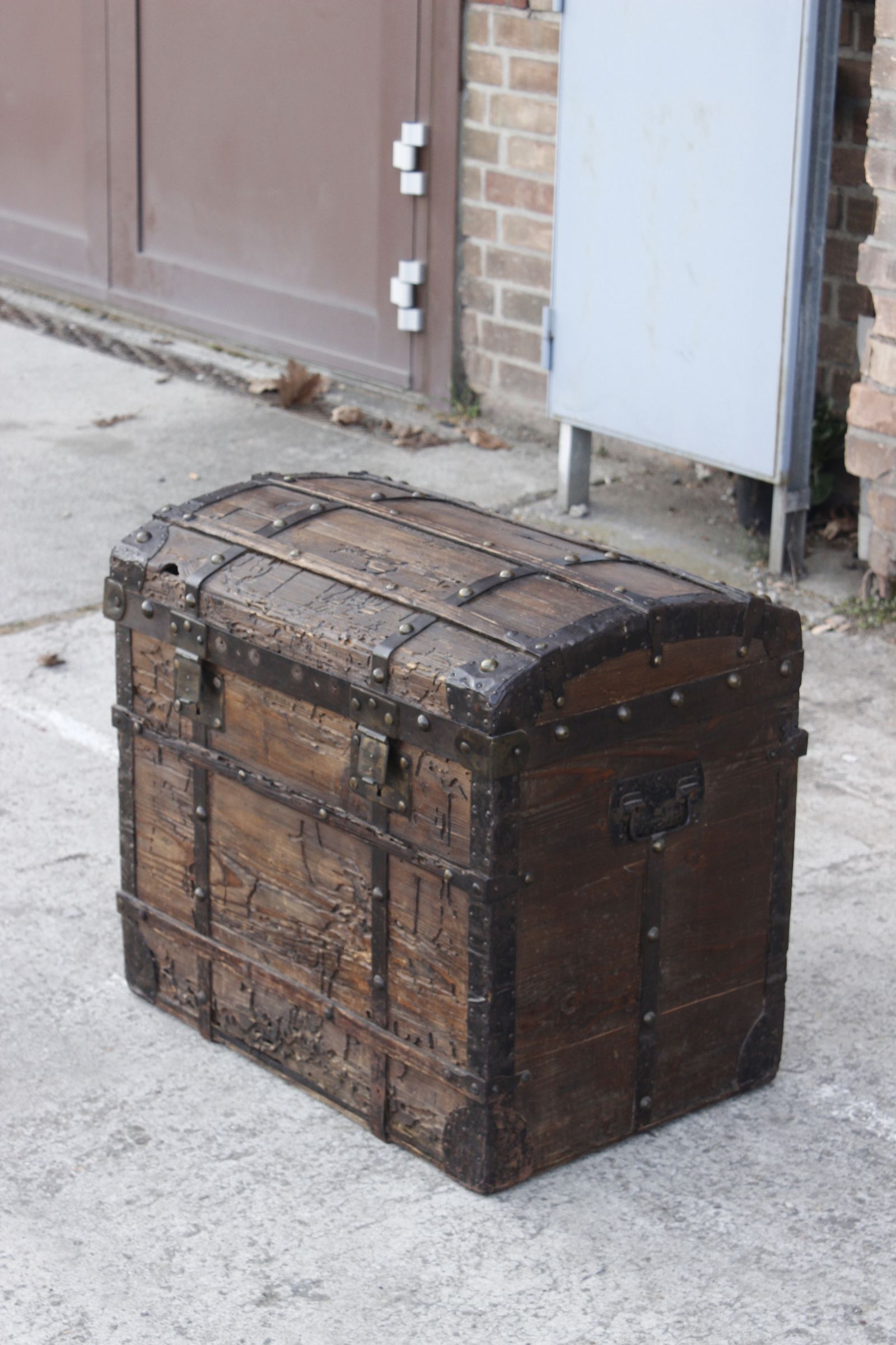 Chest or travel trunk in wood and wrought iron, 18th century