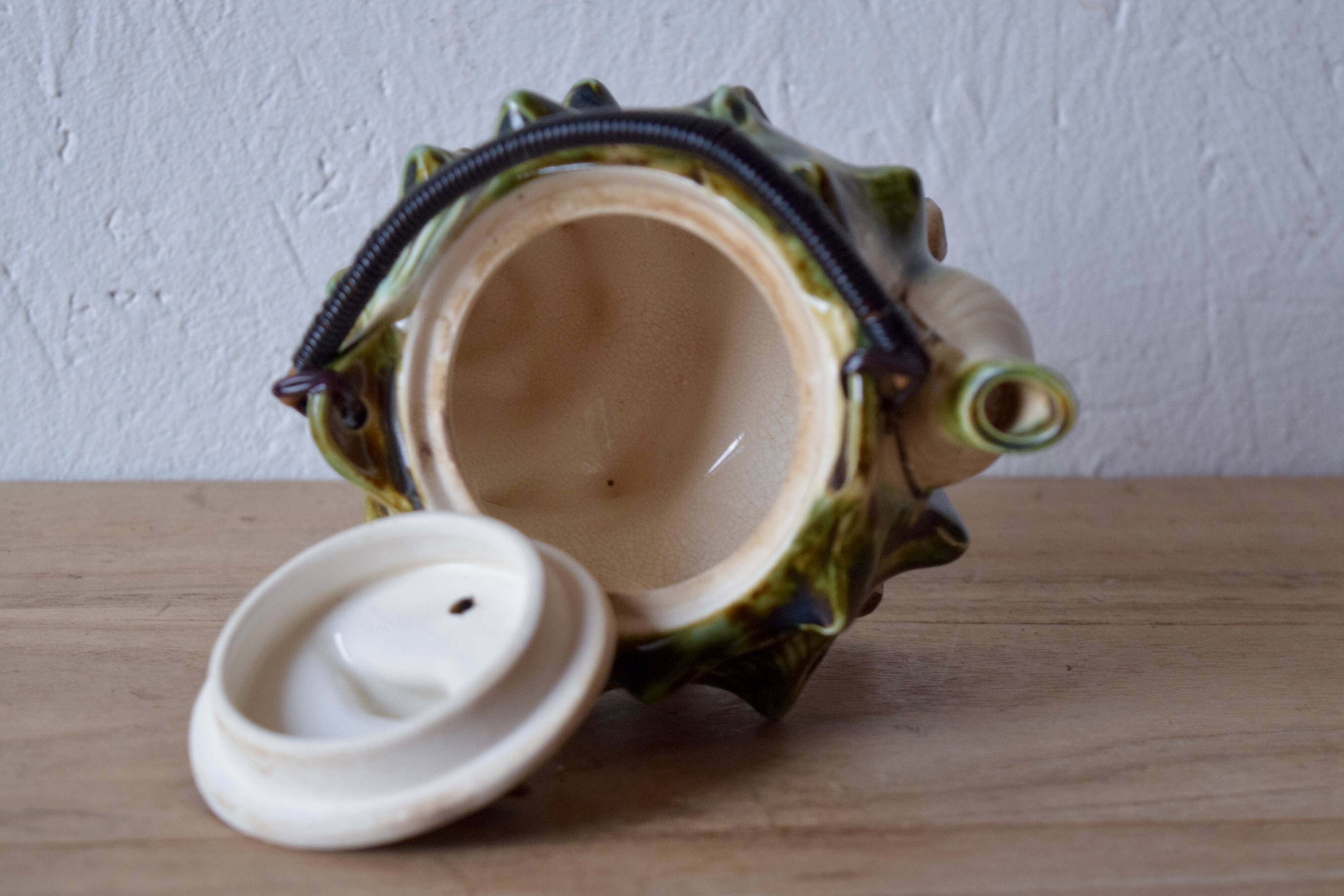 Vintage tea service in glazed ceramic - shape of conchs or shells