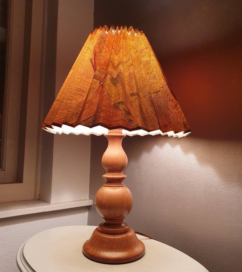Wooden table lamp with 80s fabric blind