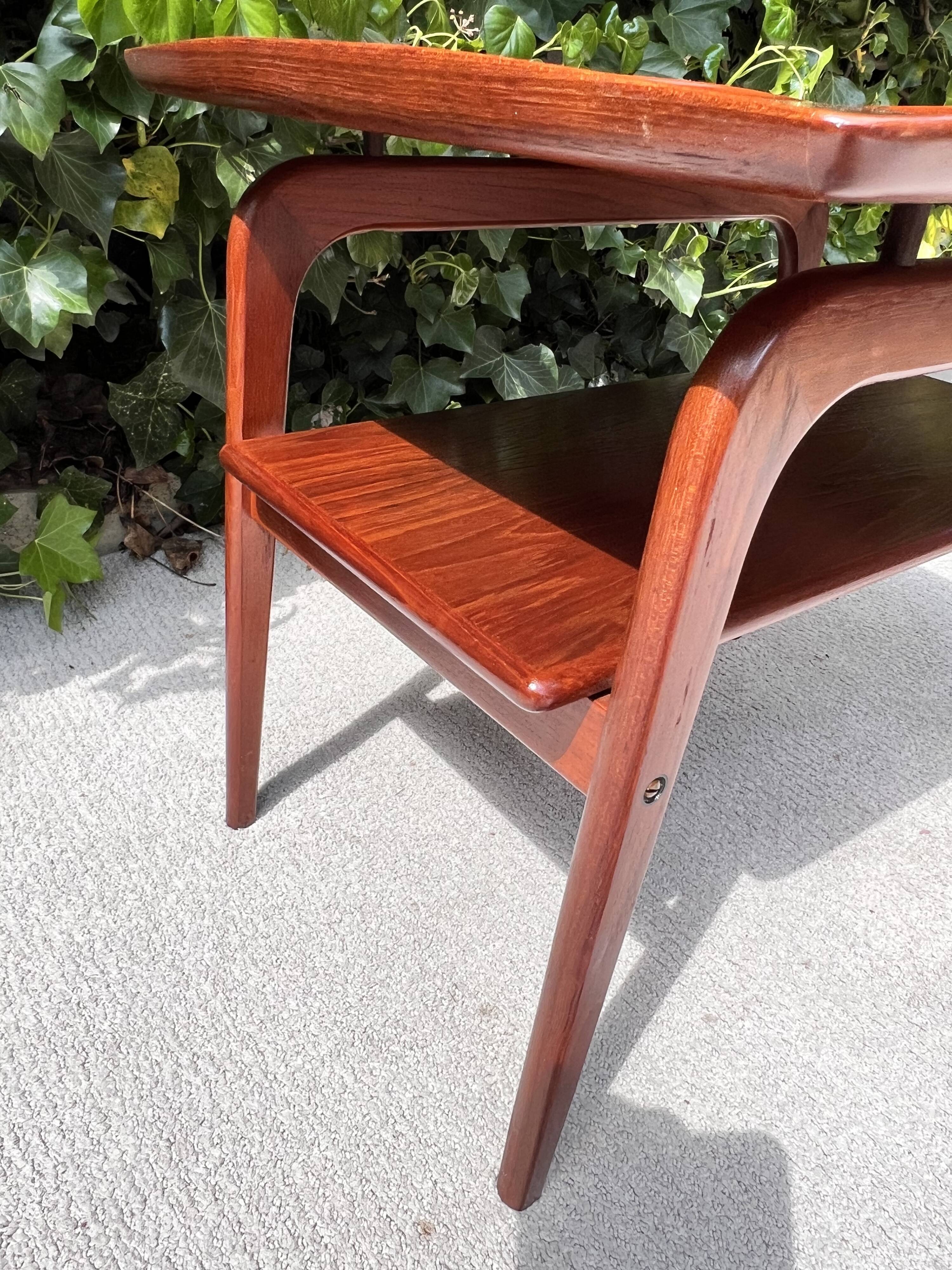 Table d’appoint danoise en teck par Arne H-Olsen