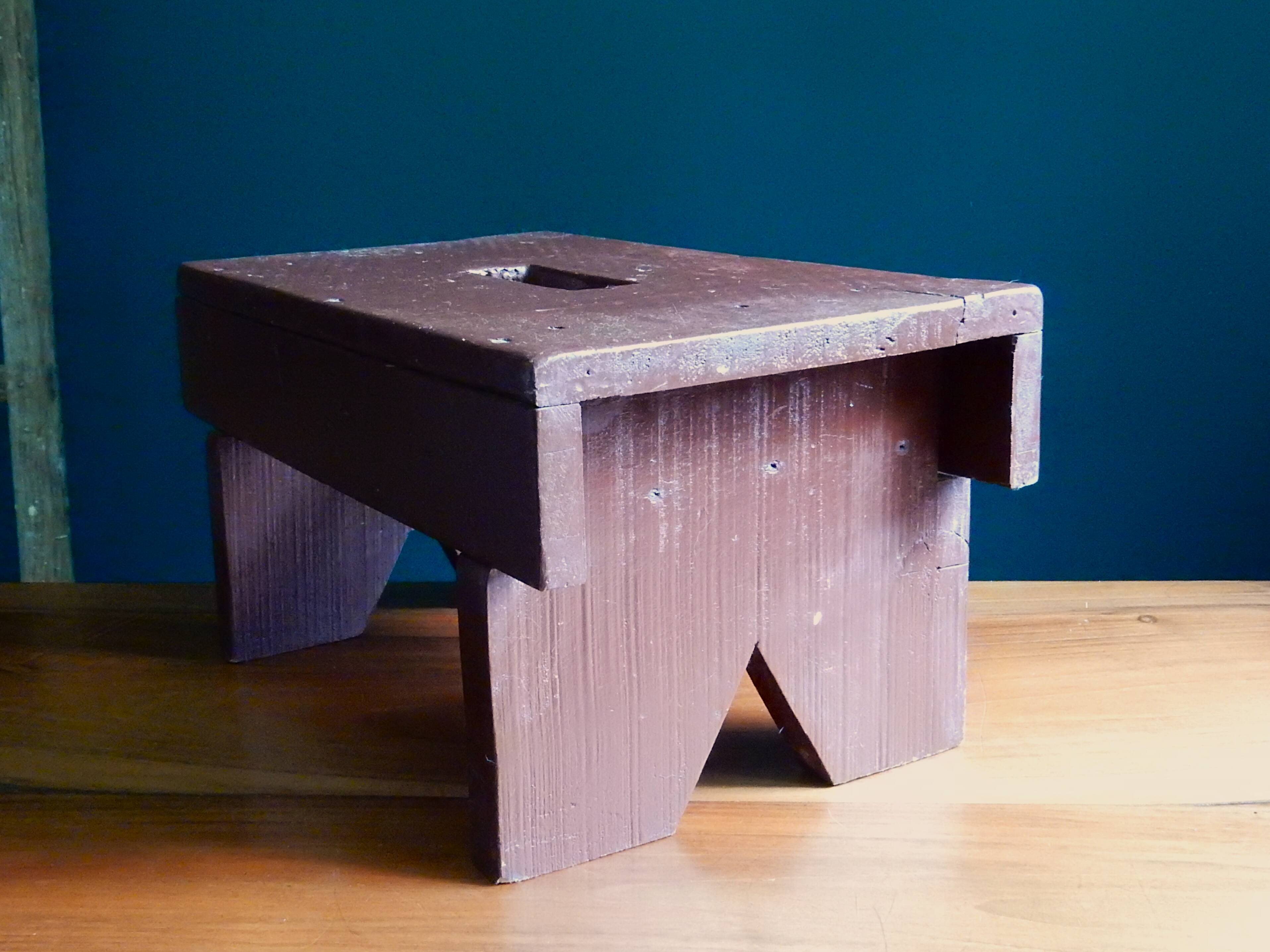 Tabouret de ferme en bois peint patiné