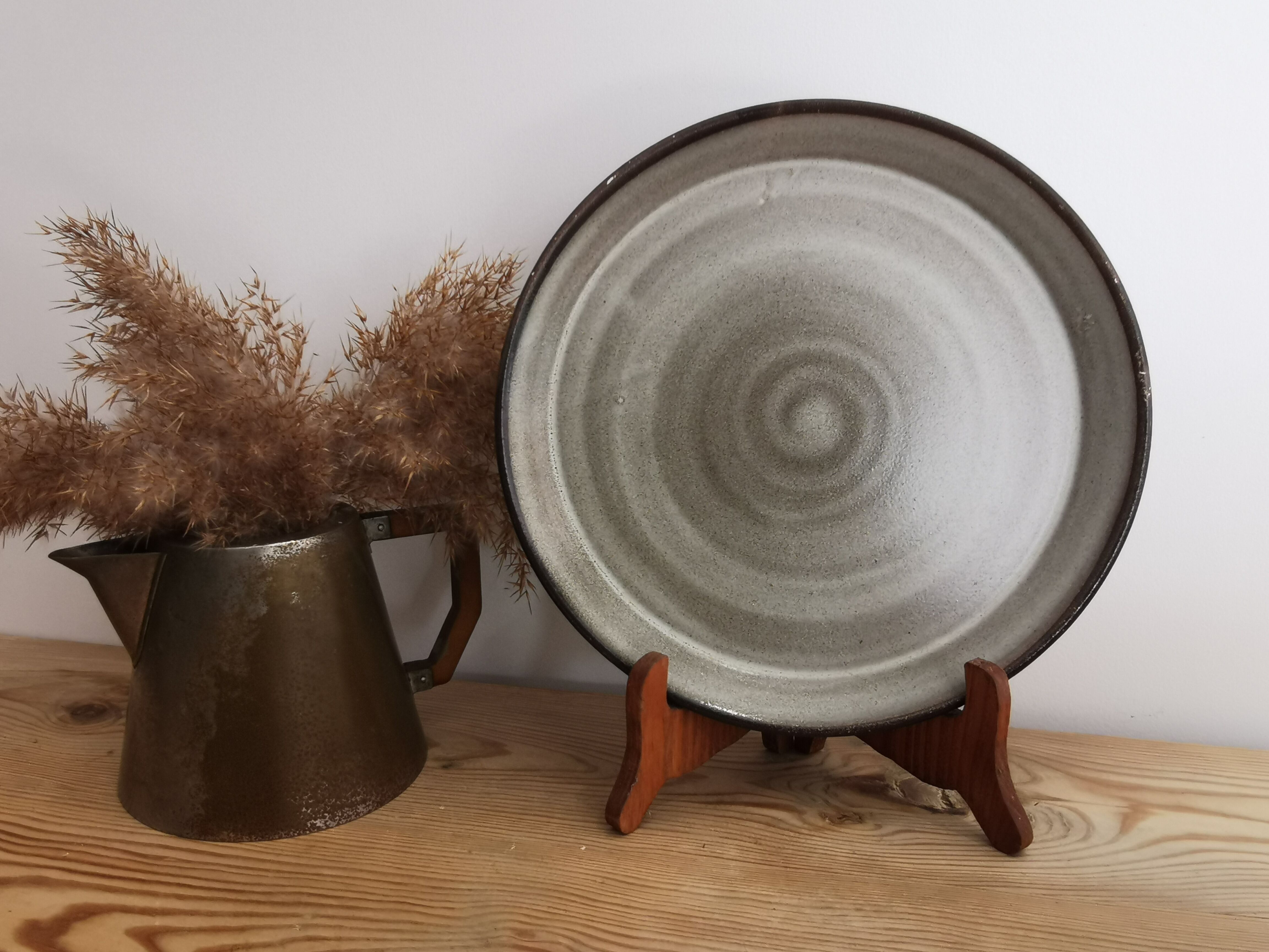 8 flat plates in vintage ceramic