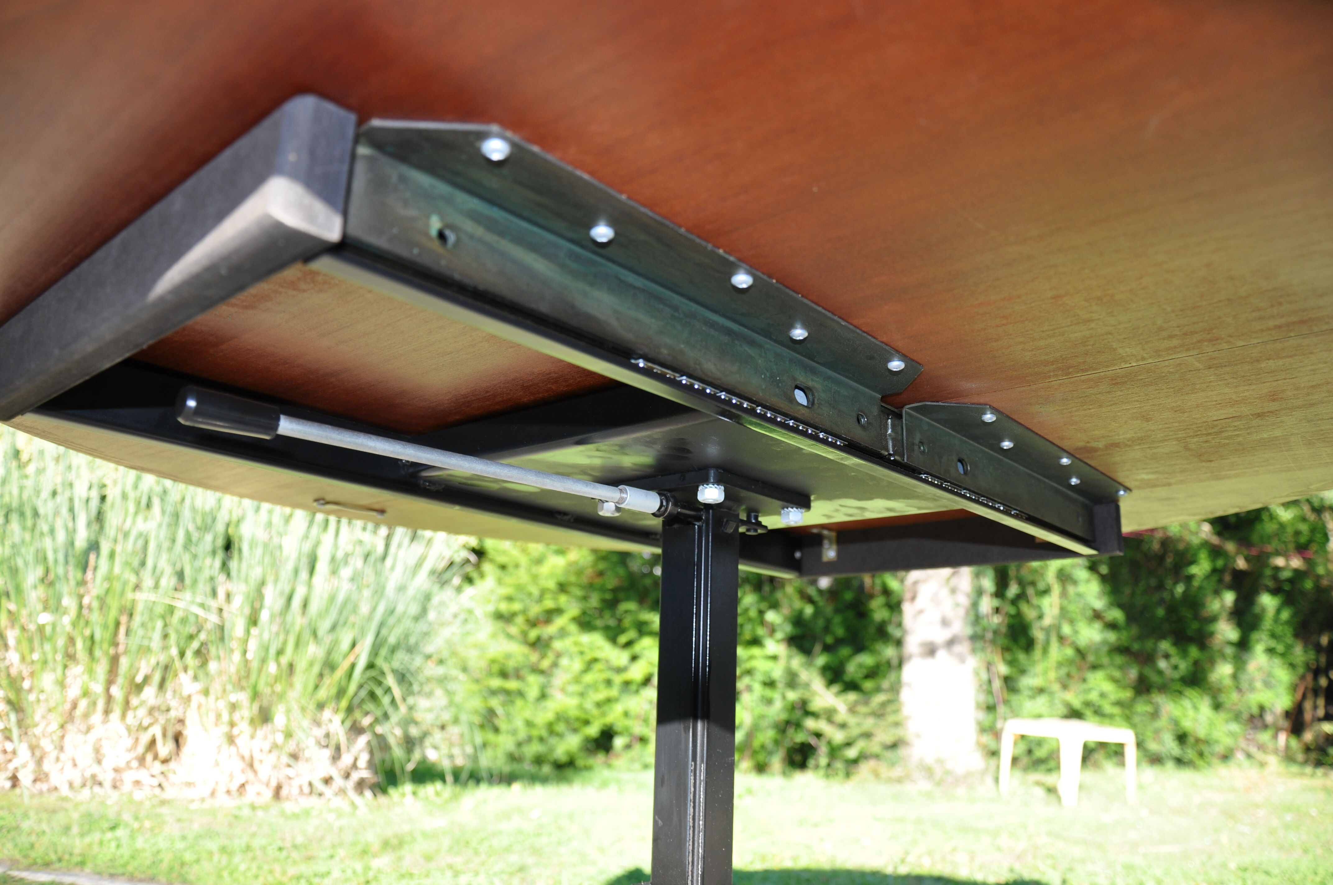 Lifting coffee table