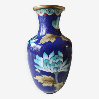 Vase Chinois JINGFA, en laiton émaillé cloisonné. Motifs floraux/Fleurs cerisiers et chrysanthèmes/oiseau du paradis. 20 x 11 cm