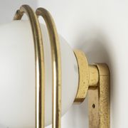 Applique / applique années 1970 en laiton et verre opalin, Italie