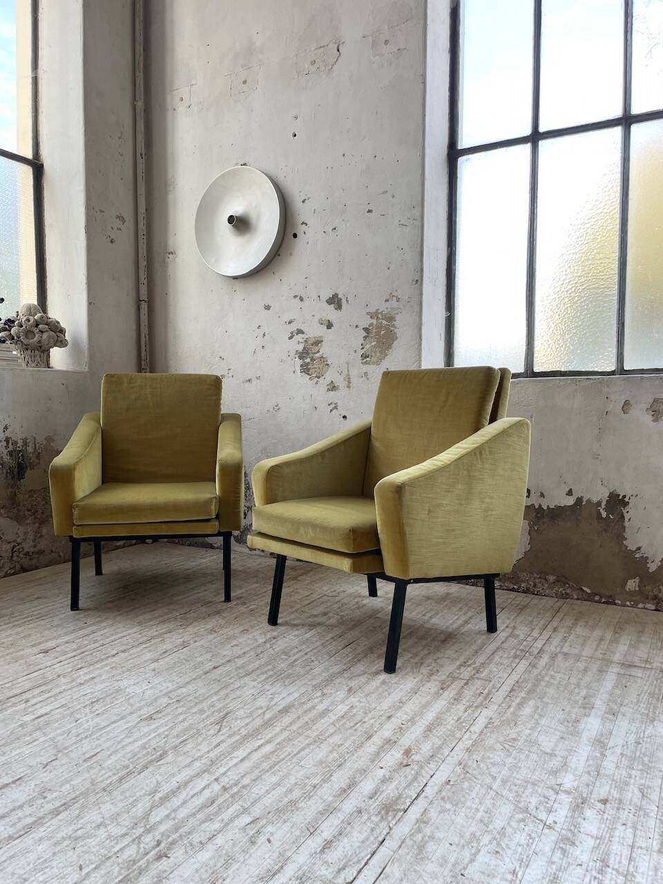 Paire de chauffeuses fauteuils vintage velours jaune