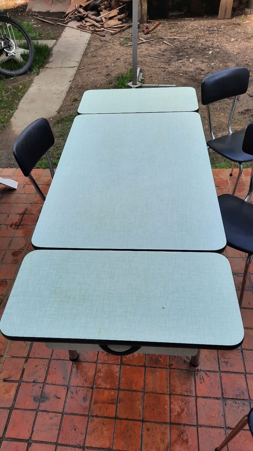 Formica kitchen table and 4 Skaï chairs