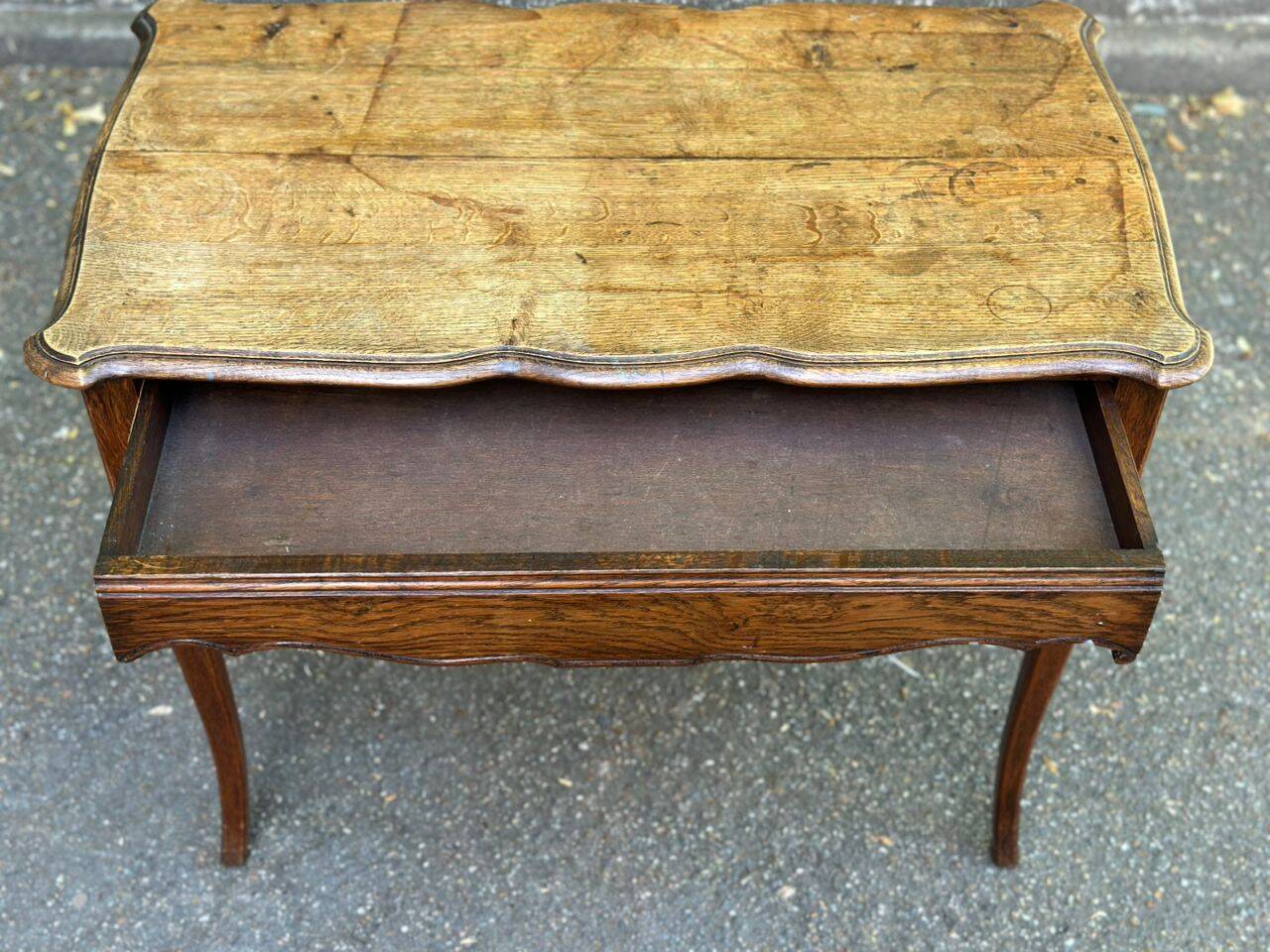 Louis XV desk in solid oak from the 19th century.