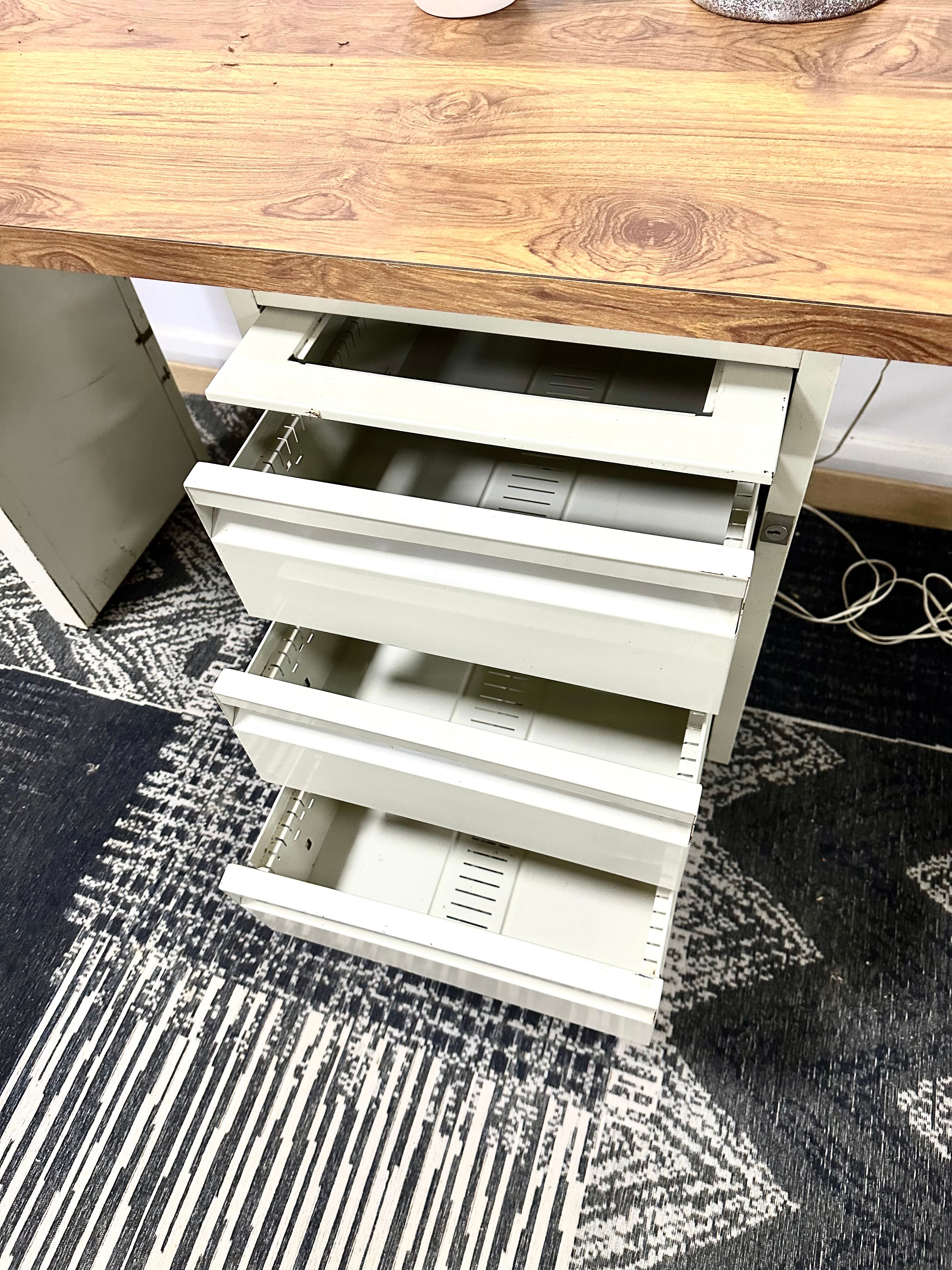 Strafor style metal desk