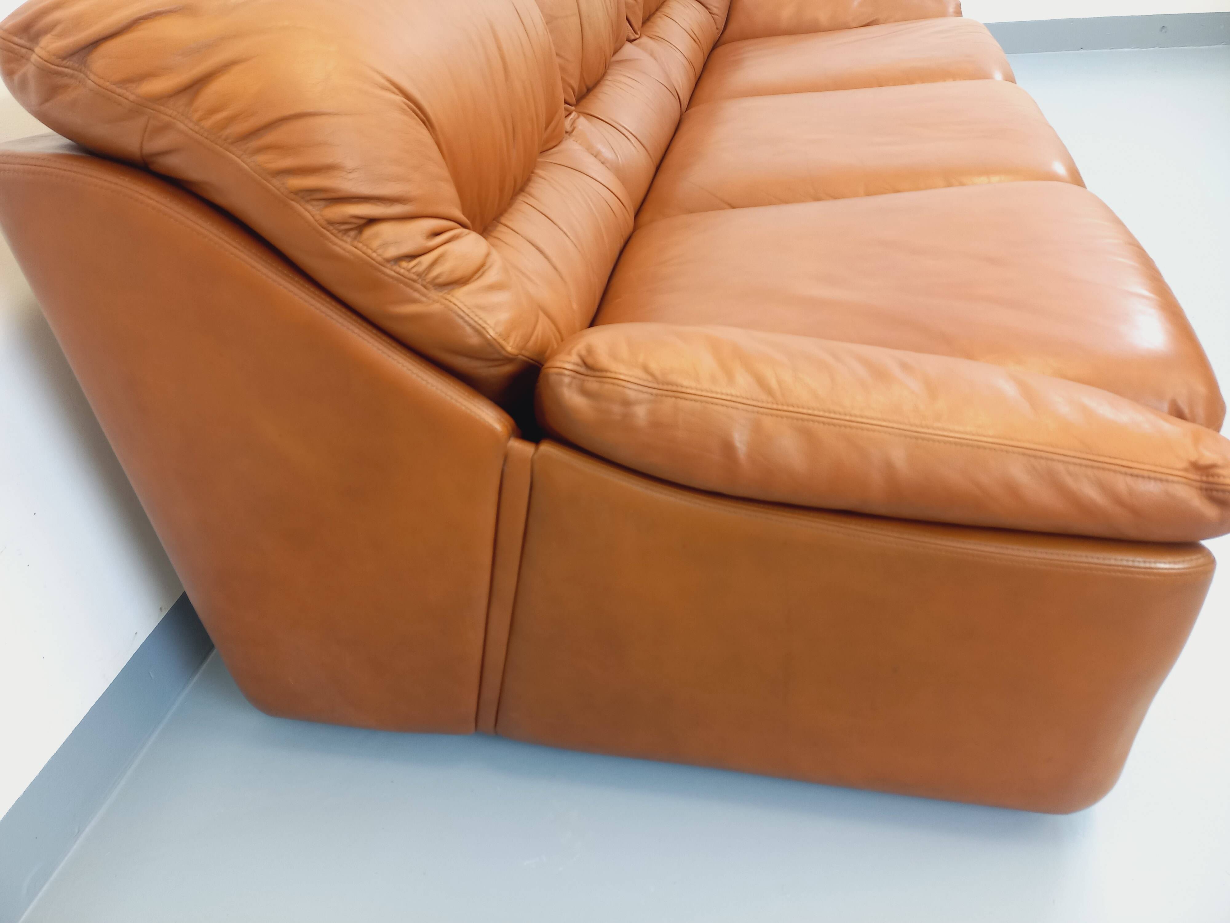 Vintage cognac camel leather canapé from the 1970s.