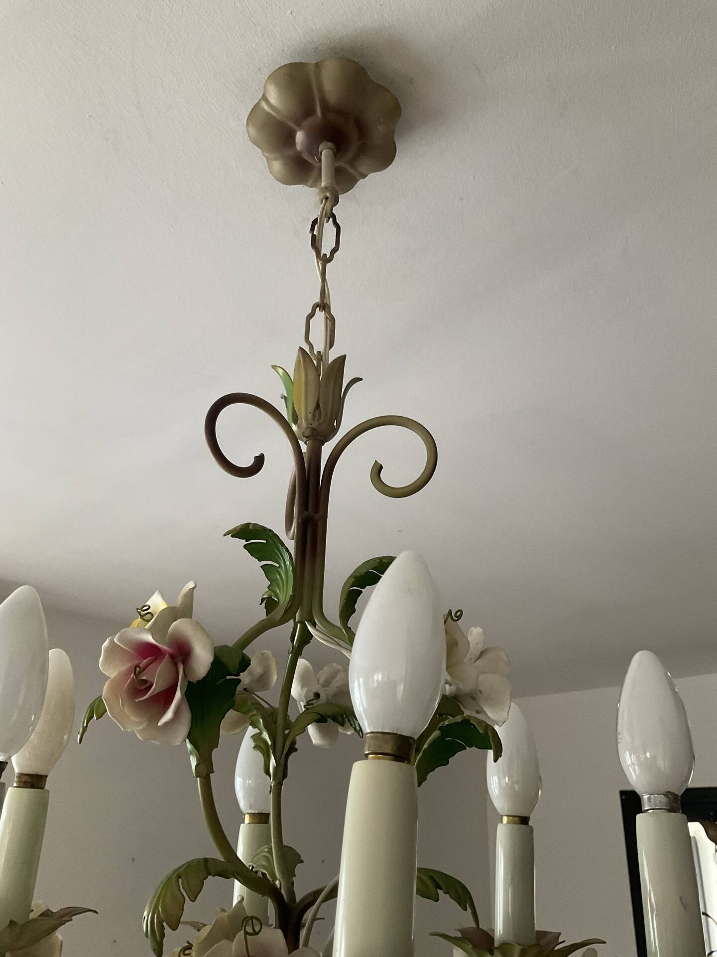Vintage Italian chandelier in porcelain and tin from the 1950s.